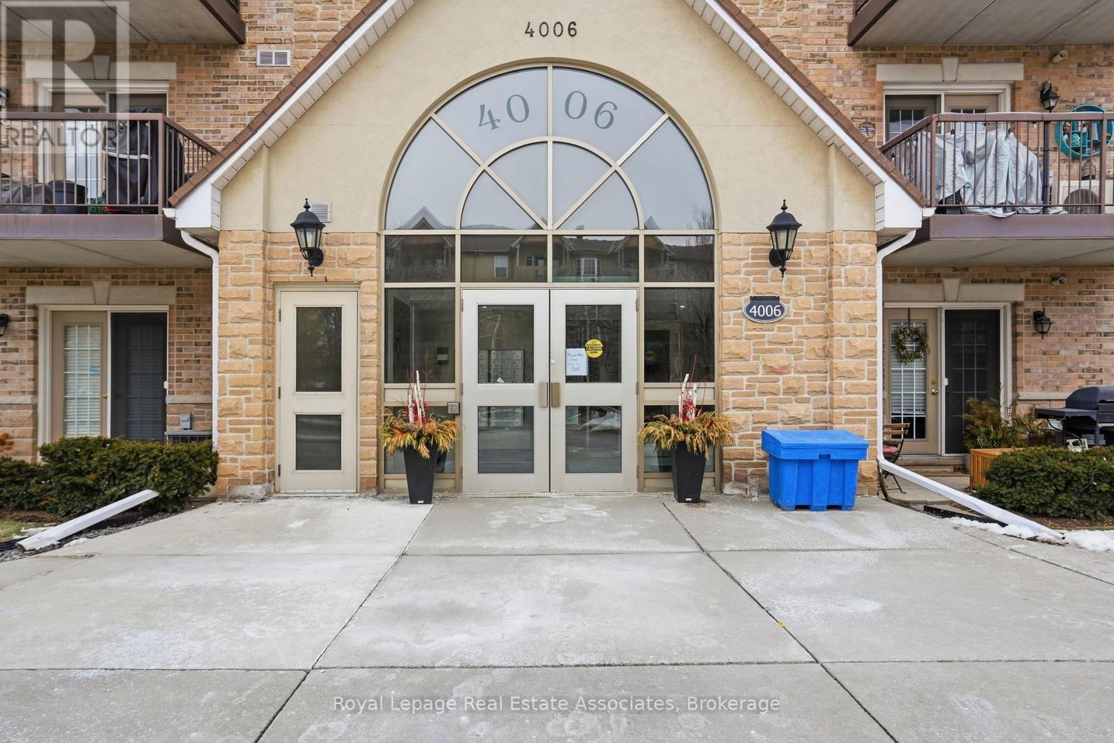 107 - 4006 Kilmer Drive, Burlington, Ontario  L7M 4W4 - Photo 3 - W12850402