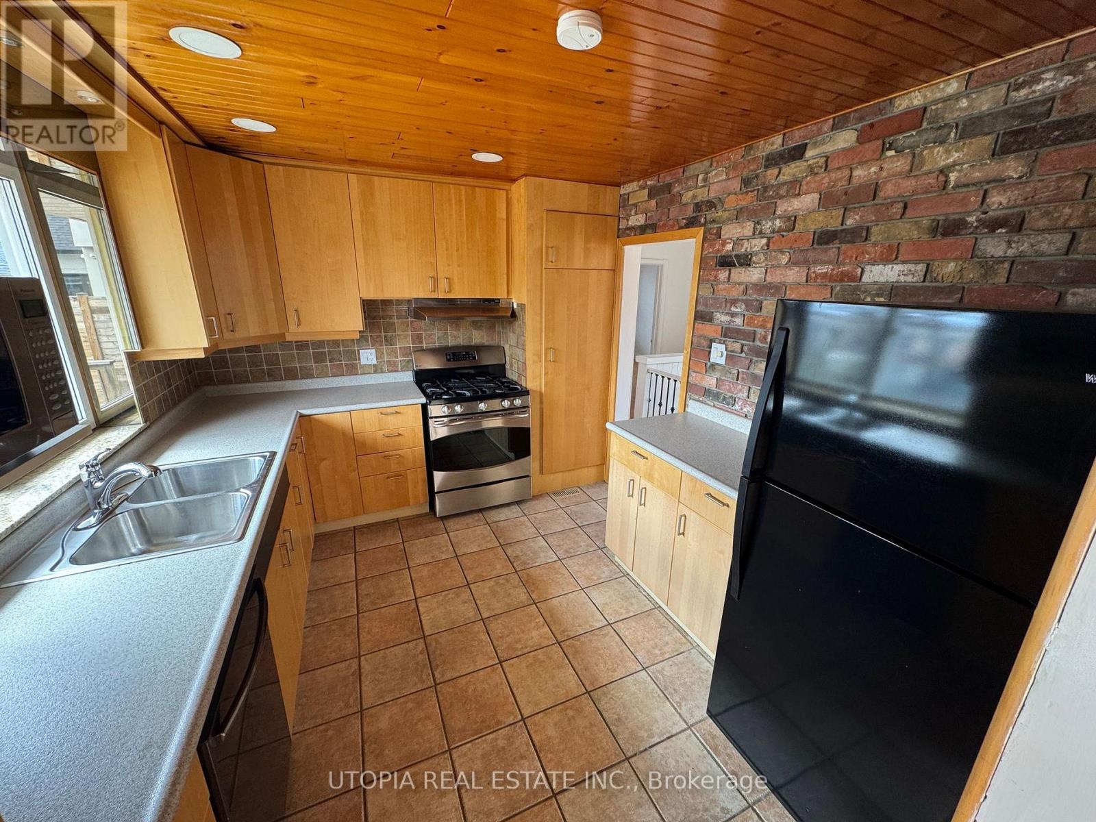 588 Wildwood Drive, Oakville, Ontario  L6K 1V3 - Photo 10 - W12850474