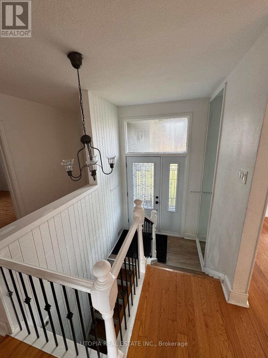 588 Wildwood Drive, Oakville, Ontario  L6K 1V3 - Photo 2 - W12850474