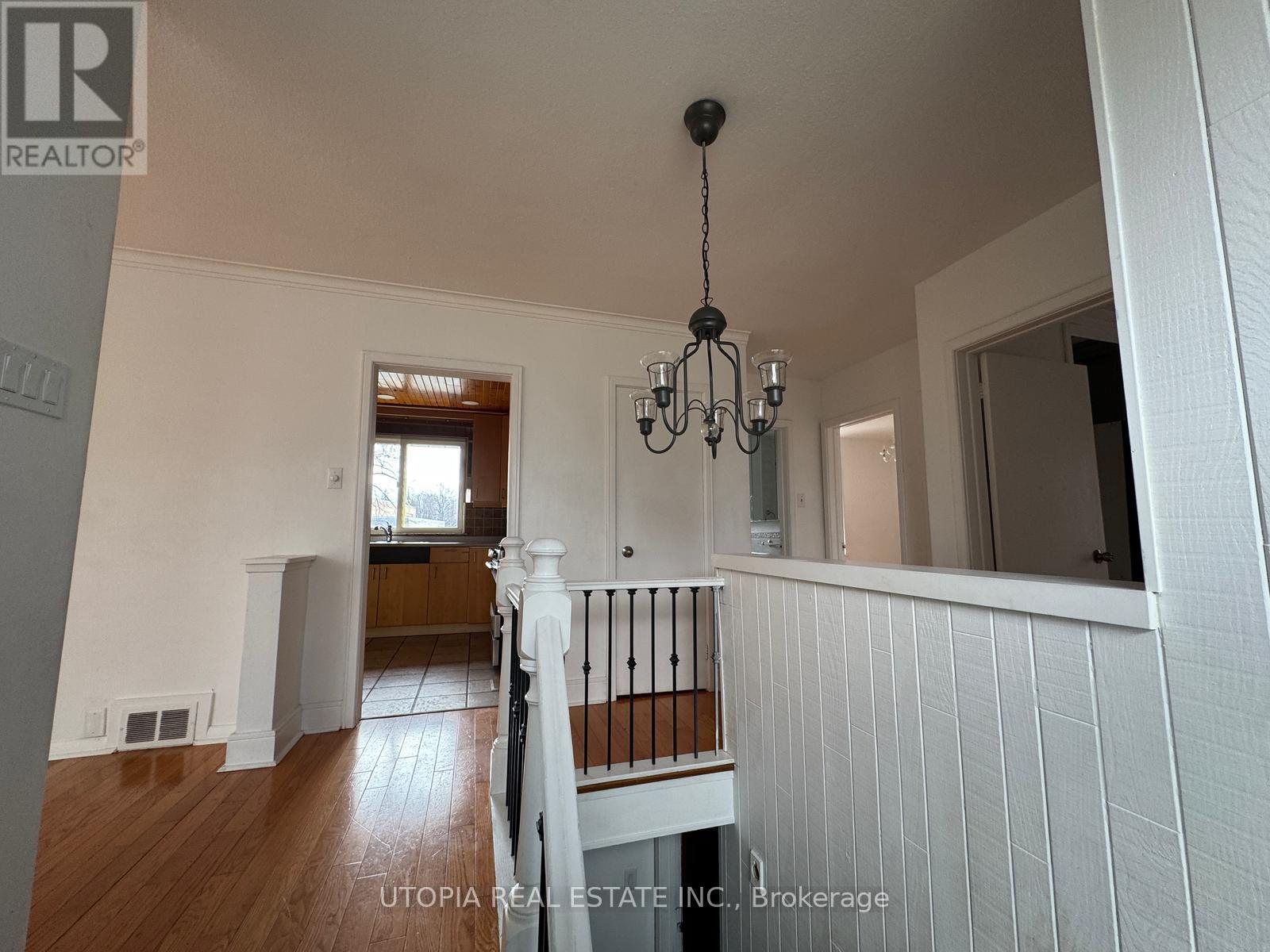 588 Wildwood Drive, Oakville, Ontario  L6K 1V3 - Photo 3 - W12850474