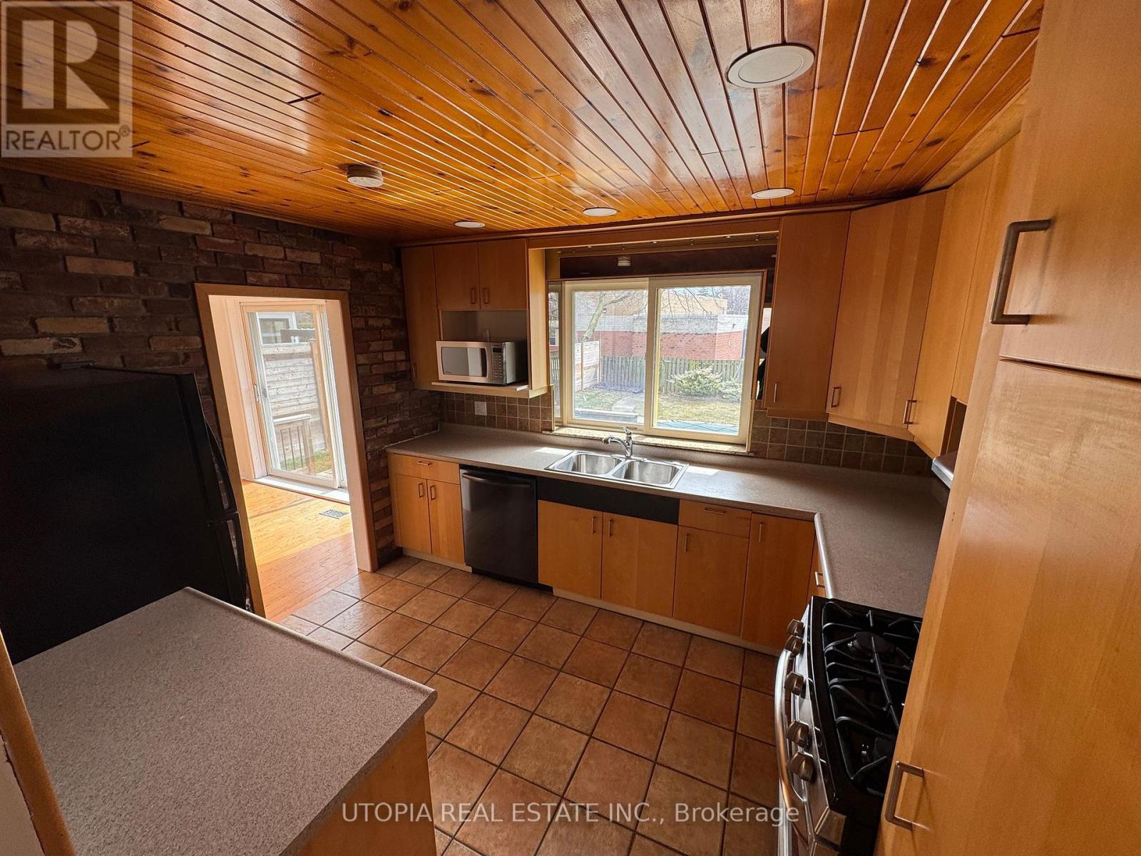 588 Wildwood Drive, Oakville, Ontario  L6K 1V3 - Photo 9 - W12850474