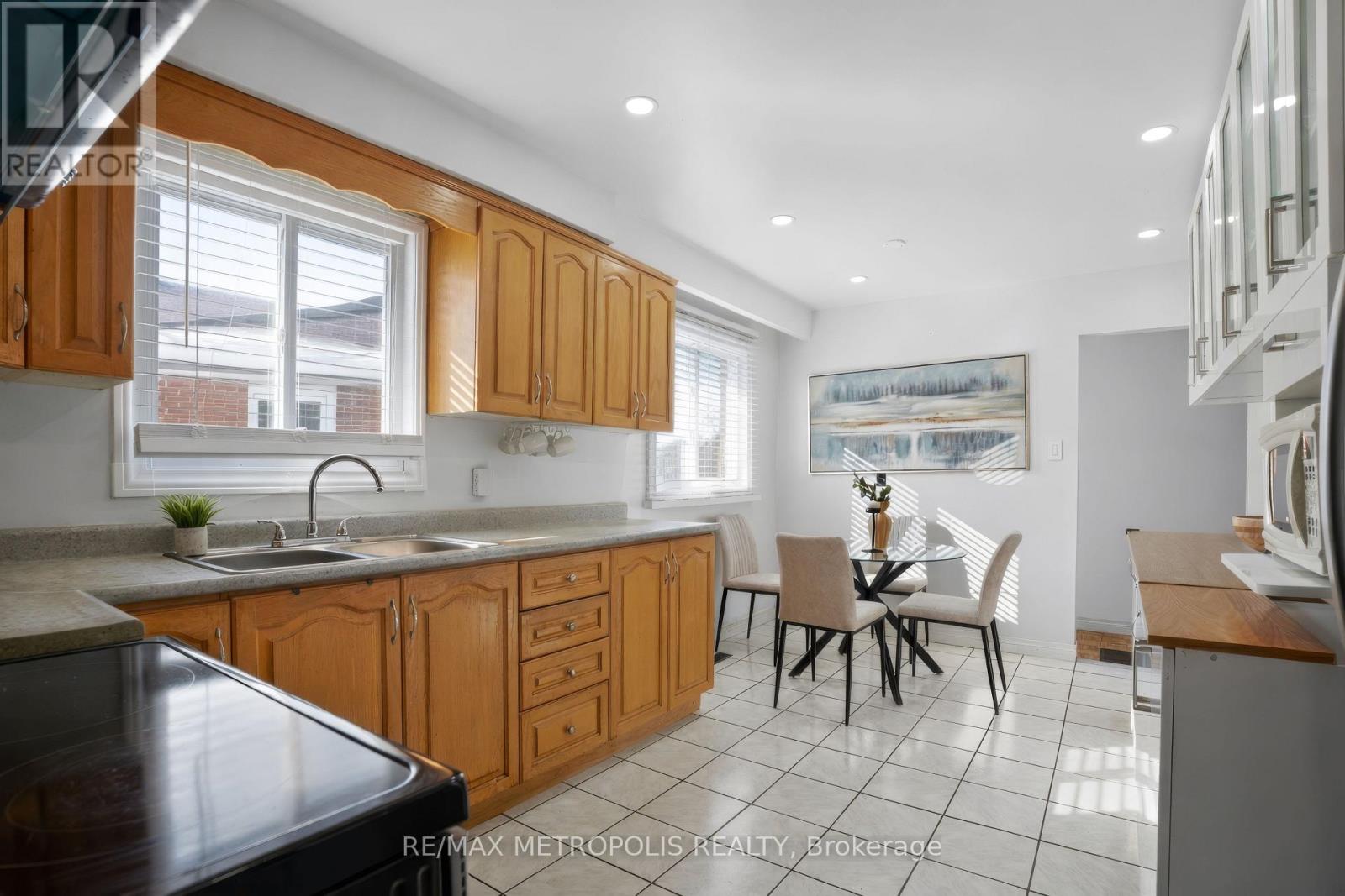 8 Roseville Drive, Brampton, Ontario  L6Y 2G8 - Photo 12 - W12850550