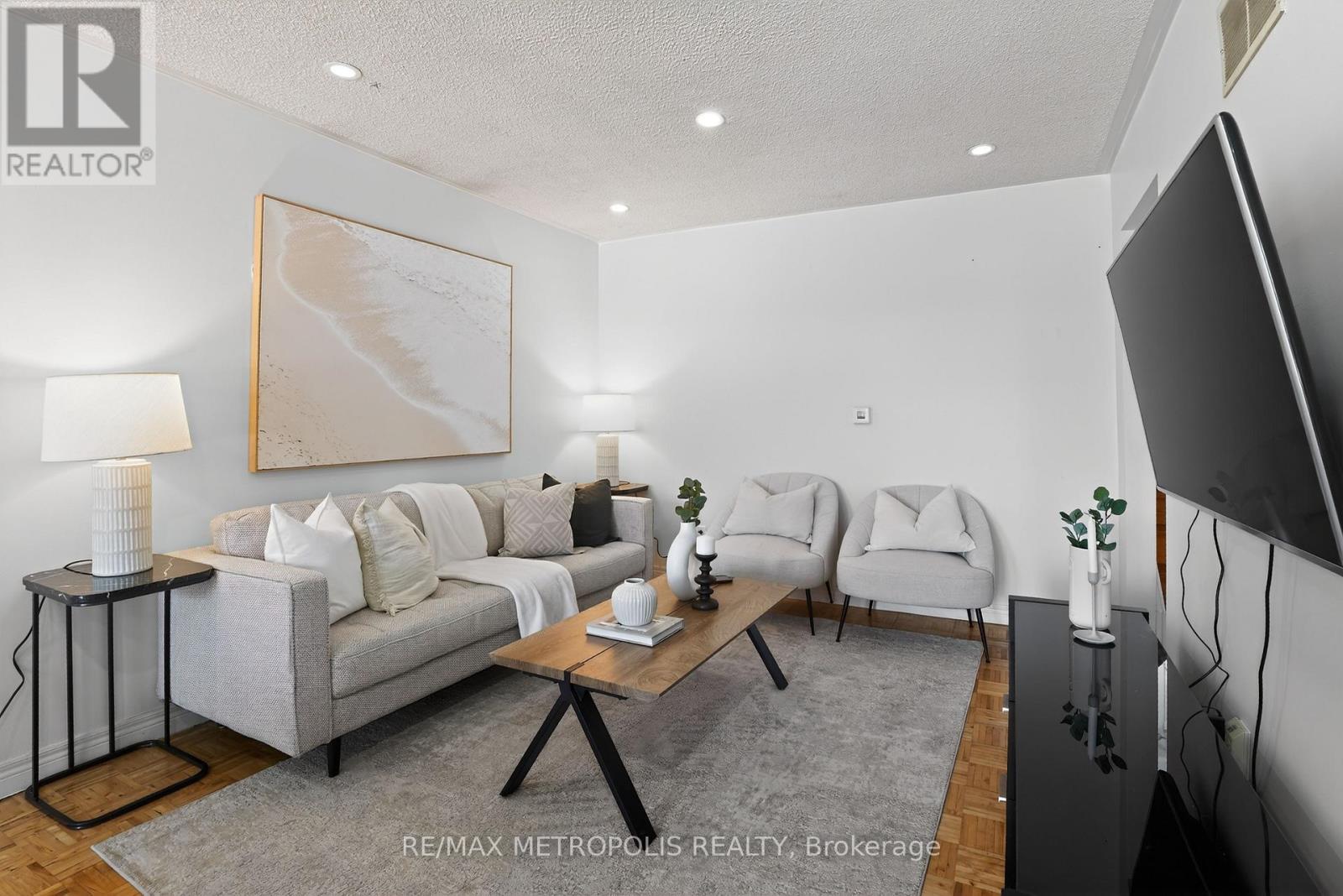 8 Roseville Drive, Brampton, Ontario  L6Y 2G8 - Photo 3 - W12850550