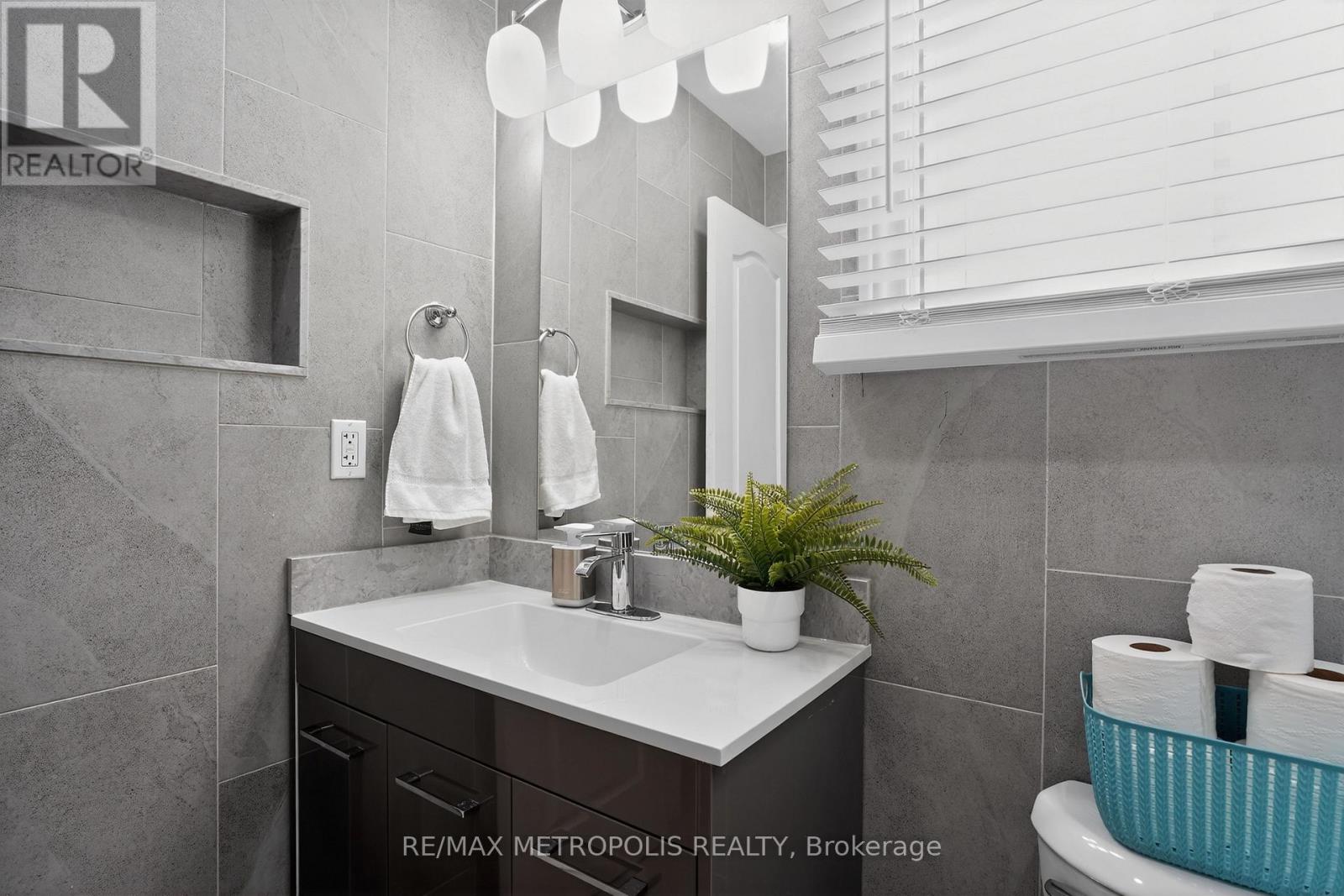 8 Roseville Drive, Brampton, Ontario  L6Y 2G8 - Photo 32 - W12850550