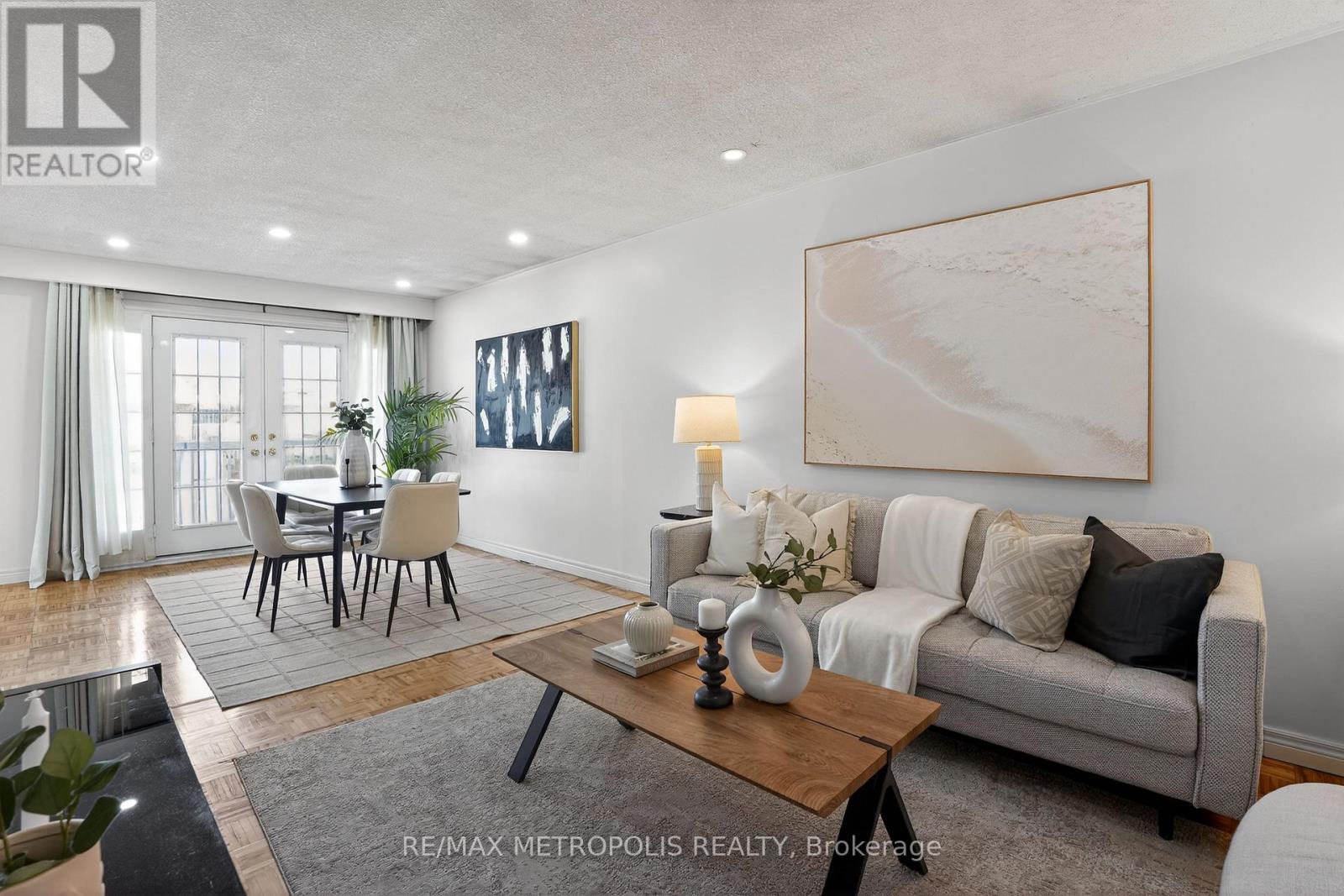 8 Roseville Drive, Brampton, Ontario  L6Y 2G8 - Photo 4 - W12850550