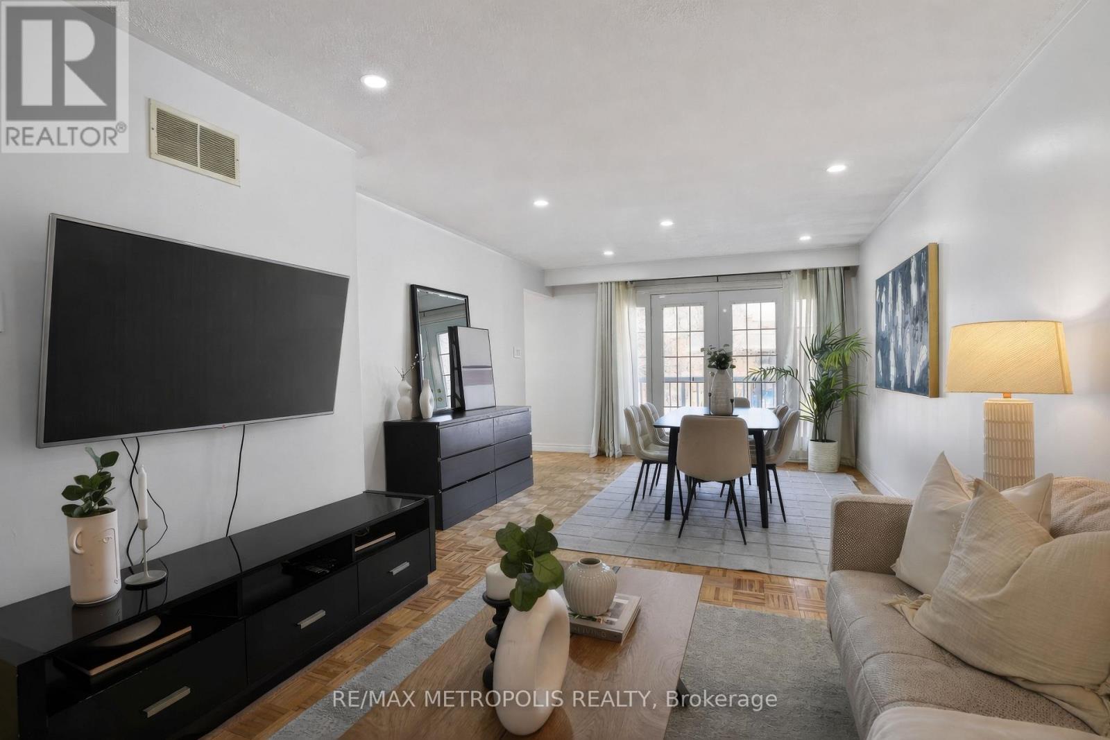 8 Roseville Drive, Brampton, Ontario  L6Y 2G8 - Photo 5 - W12850550