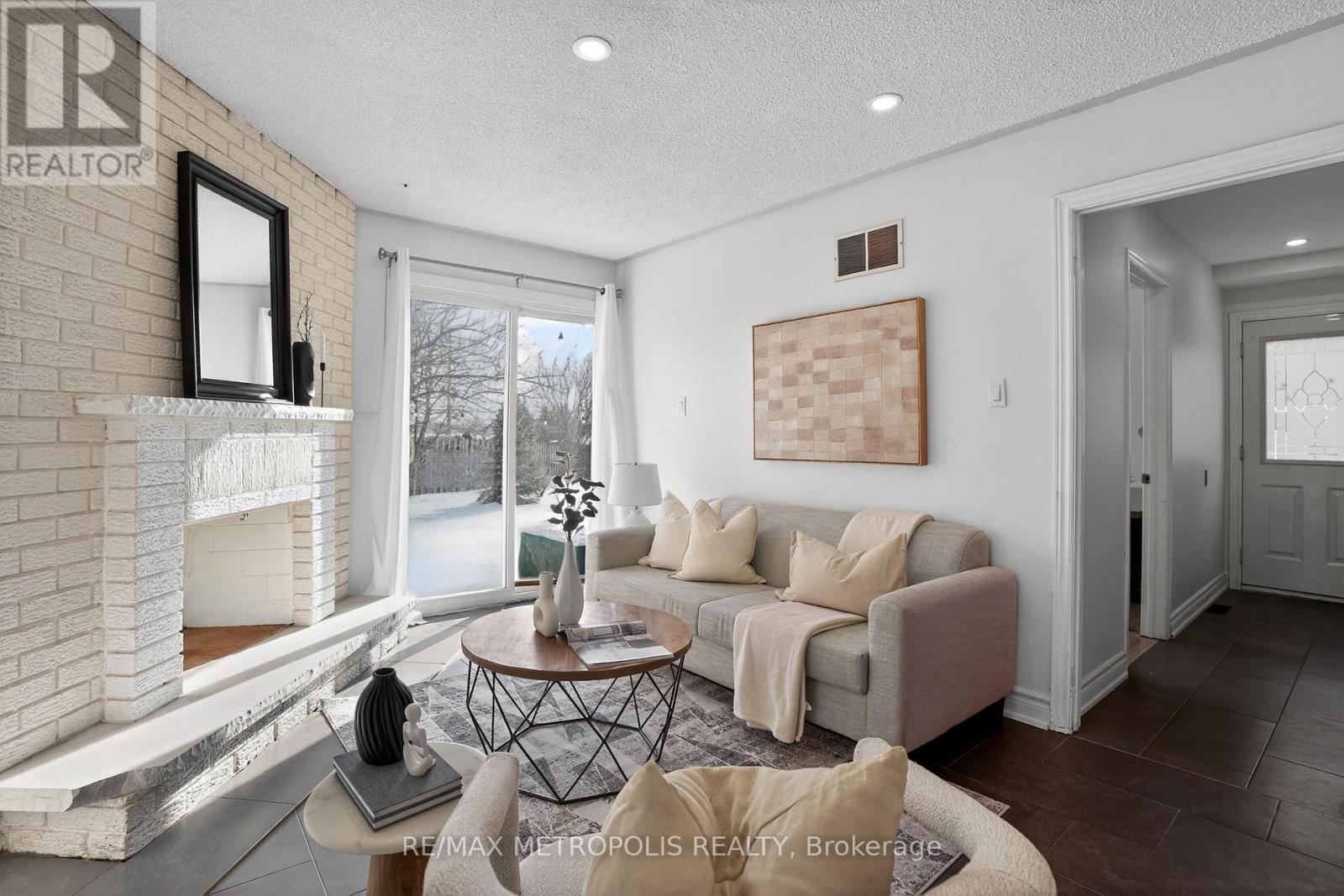 8 Roseville Drive, Brampton, Ontario  L6Y 2G8 - Photo 7 - W12850550