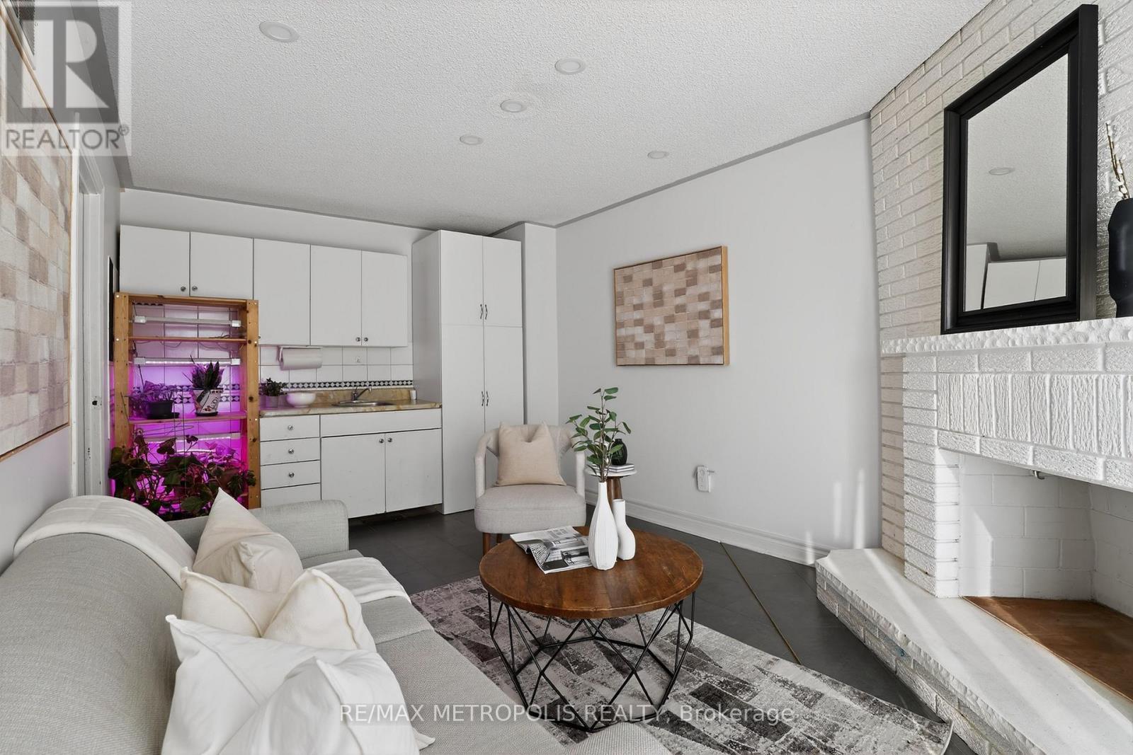 8 Roseville Drive, Brampton, Ontario  L6Y 2G8 - Photo 8 - W12850550