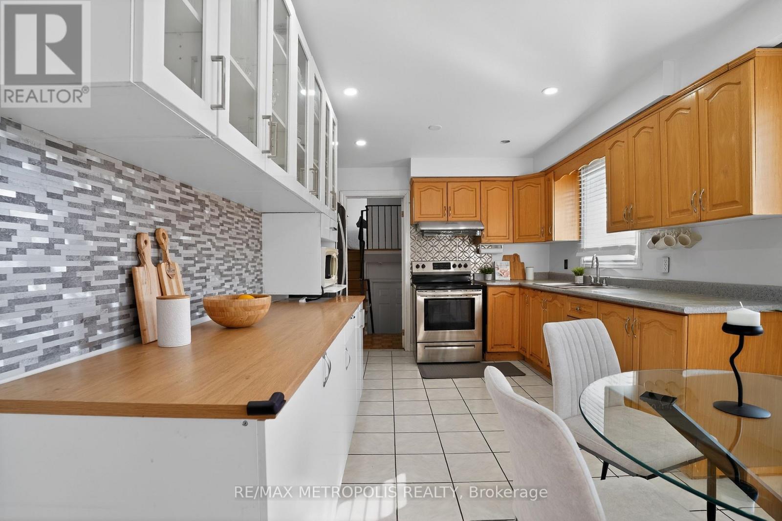 8 Roseville Drive, Brampton, Ontario  L6Y 2G8 - Photo 9 - W12850550