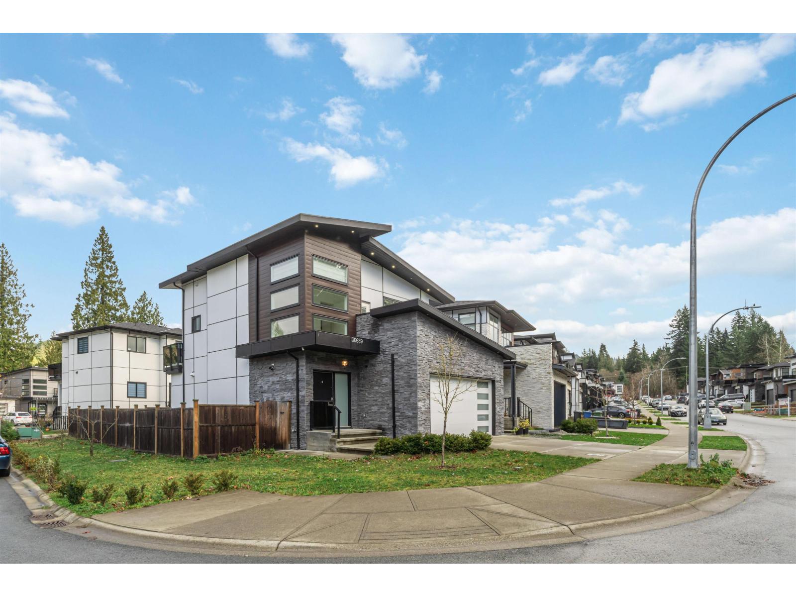 36689 Dianne Brook Avenue, Abbotsford, British Columbia  V3G 0H4 - Photo 1 - R3046011