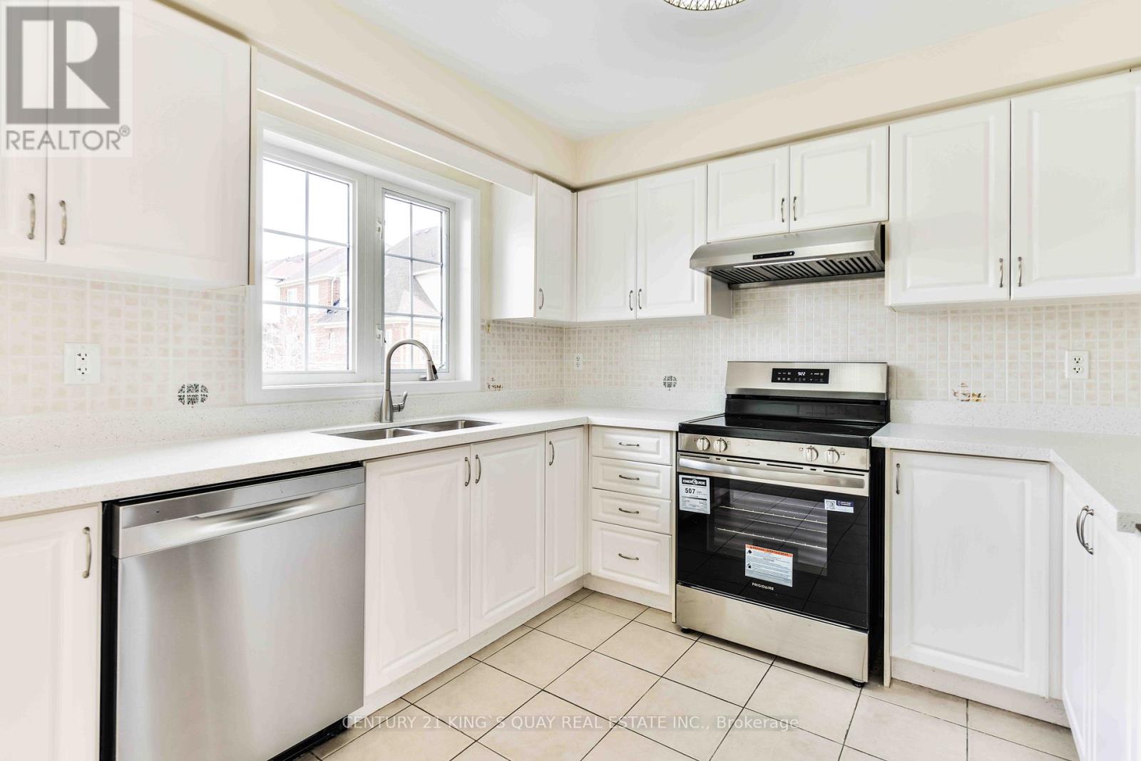 37 Prince Charles Way, Markham, Ontario  L6C 0B4 - Photo 11 - N12849564