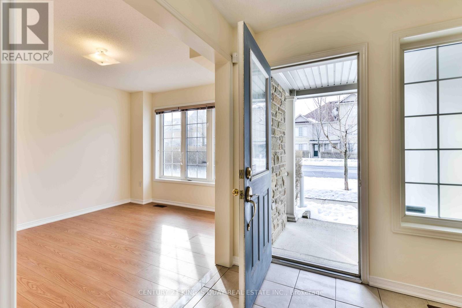 37 Prince Charles Way, Markham, Ontario  L6C 0B4 - Photo 5 - N12849564