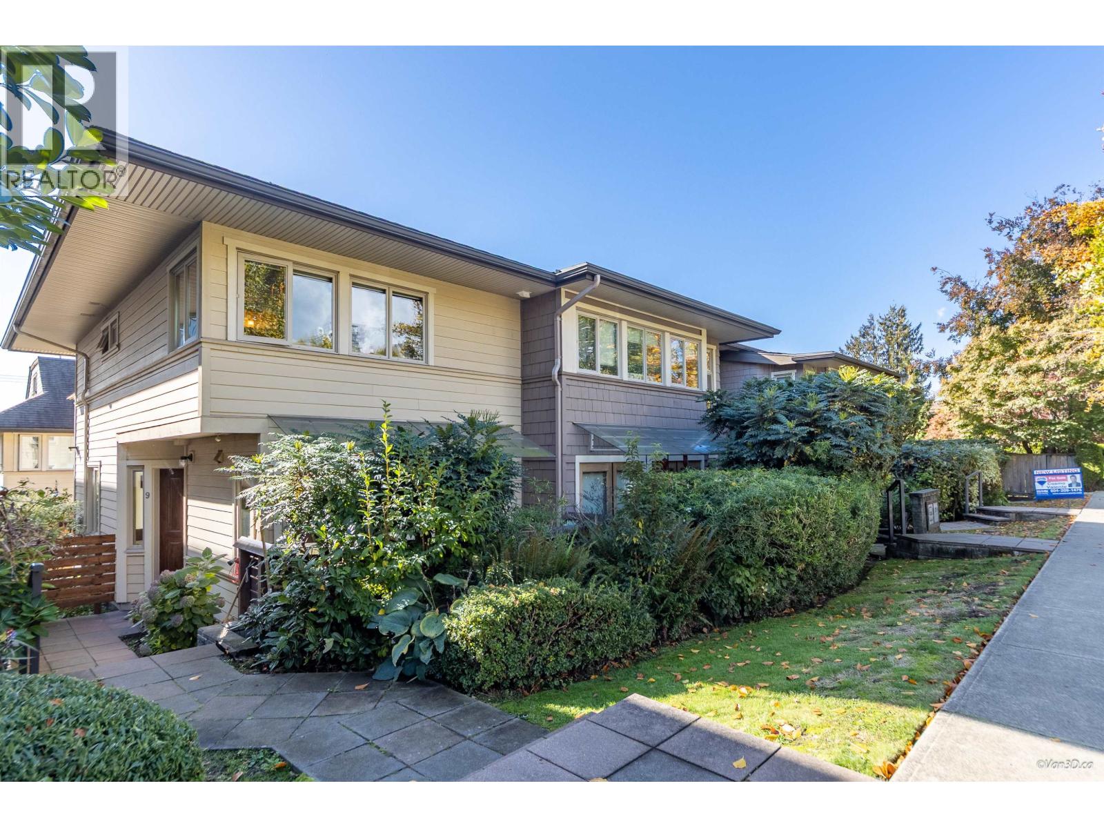 9 215 E 4TH STREET, North Vancouver, British Columbia