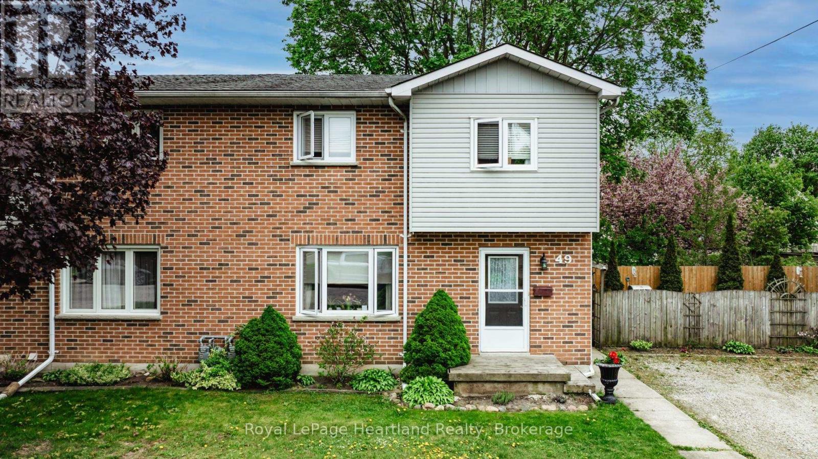 49 Wellington Street W, South Huron, Ontario  N0M 1S2 - Photo 2 - X12850586