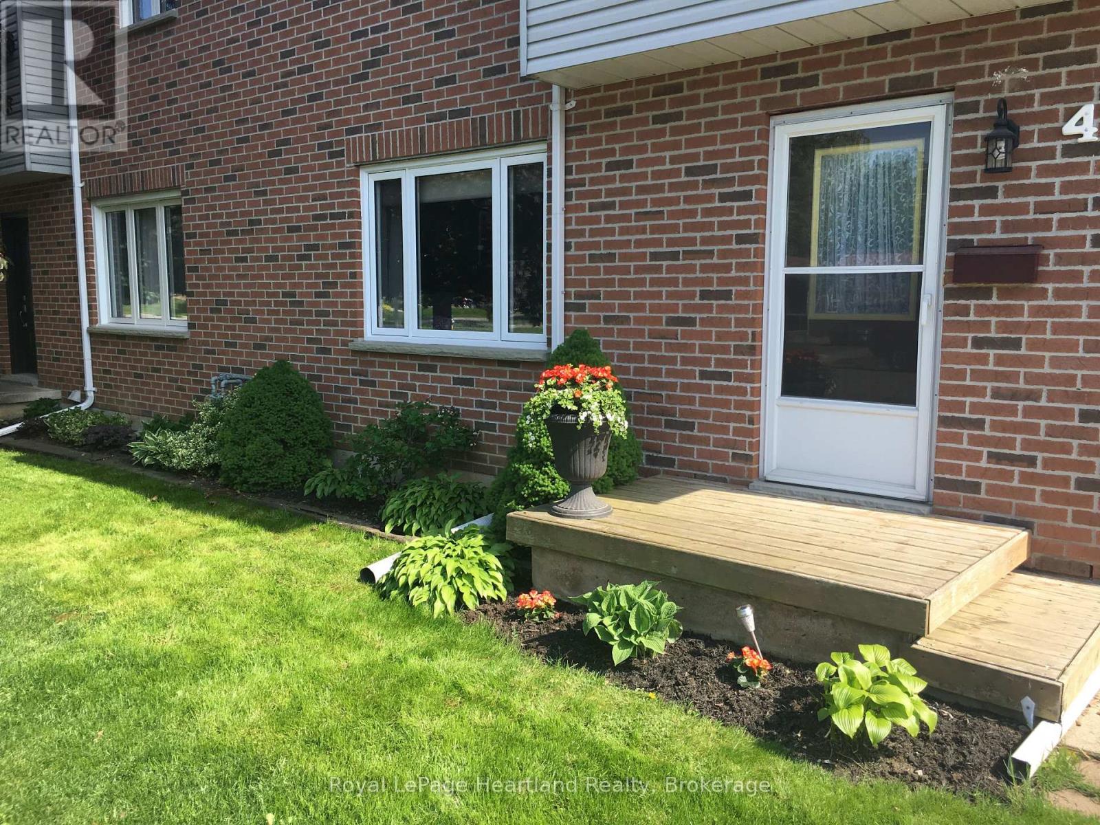 49 Wellington Street W, South Huron, Ontario  N0M 1S2 - Photo 3 - X12850586