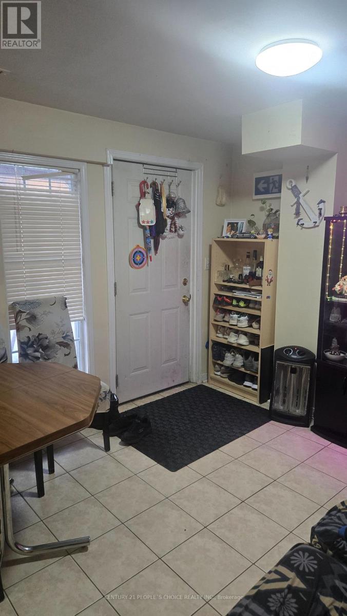 68 Pennyroyal Crescent, Brampton, Ontario  L6S 6J6 - Photo 12 - W12850350