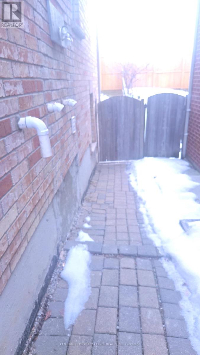 68 Pennyroyal Crescent, Brampton, Ontario  L6S 6J6 - Photo 18 - W12850350