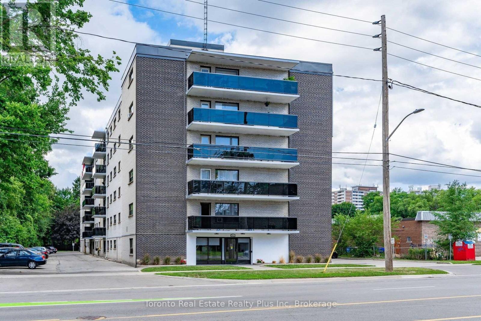 101 - 2411 New Street, Burlington, Ontario  L7R 1K2 - Photo 1 - W12850578