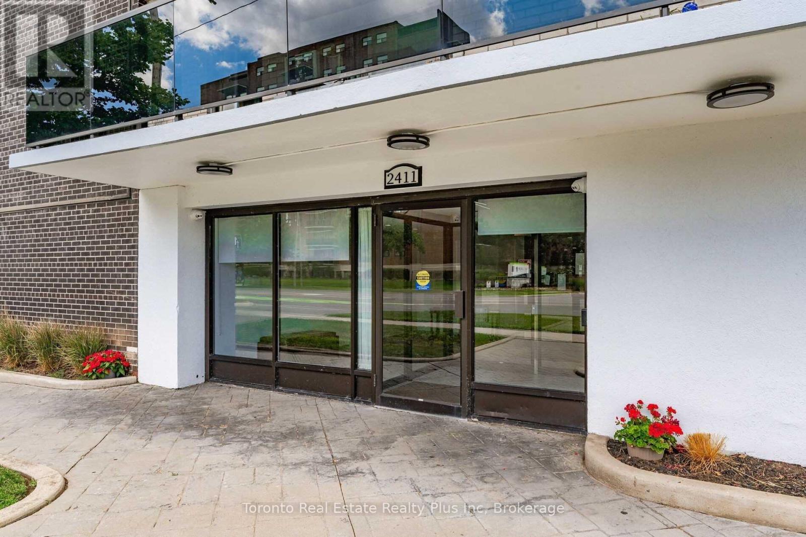 101 - 2411 New Street, Burlington, Ontario  L7R 1K2 - Photo 2 - W12850578