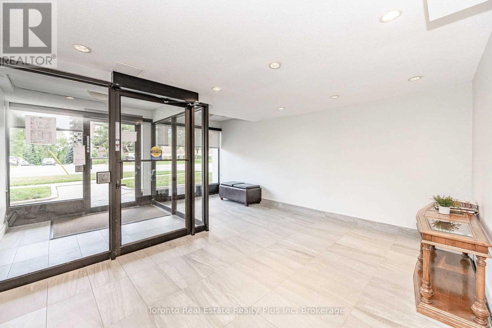 101 - 2411 New Street, Burlington, Ontario  L7R 1K2 - Photo 3 - W12850578