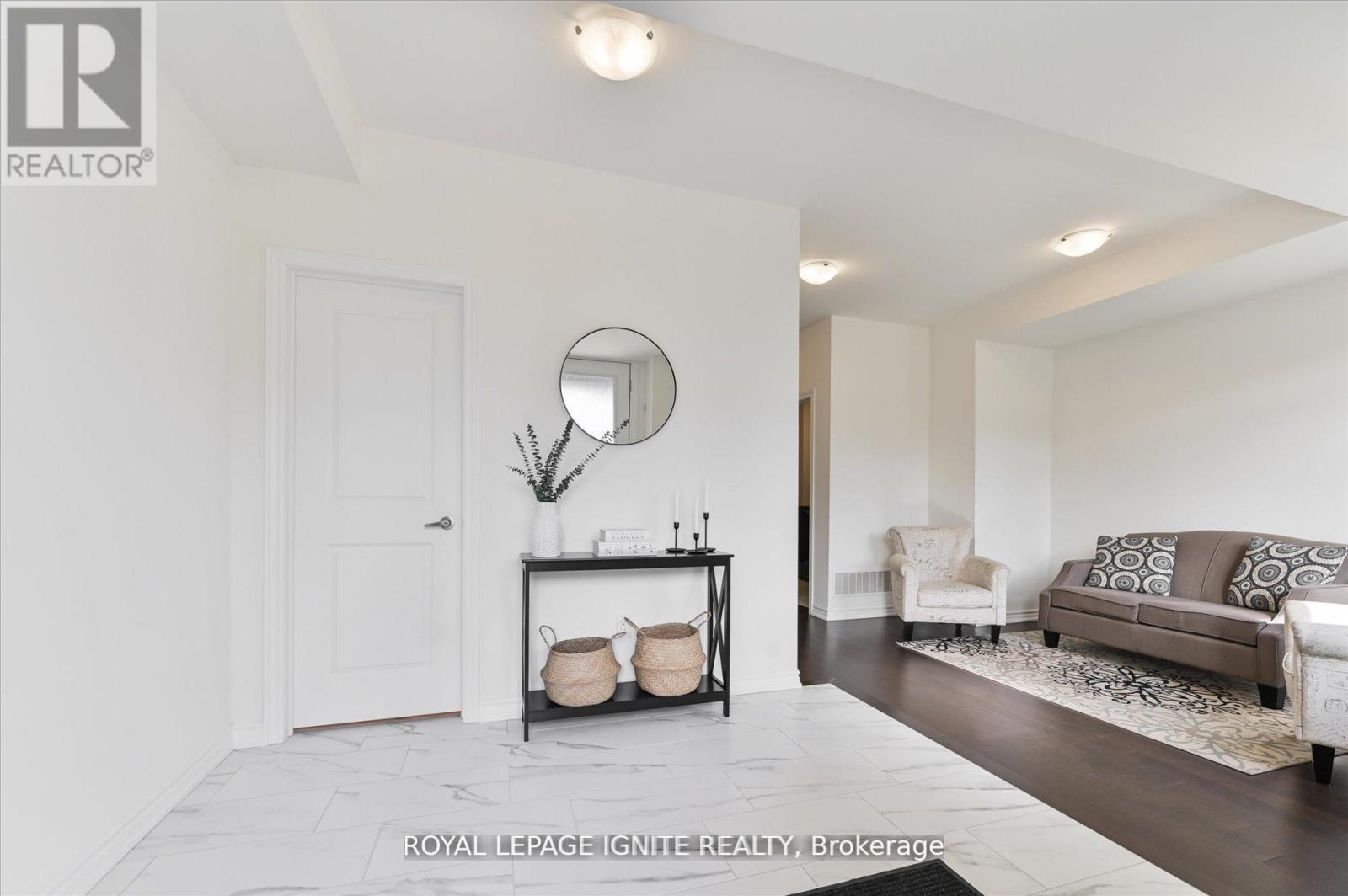 39 Minnock Street, Caledon, Ontario  L7C 4K9 - Photo 4 - W12850606