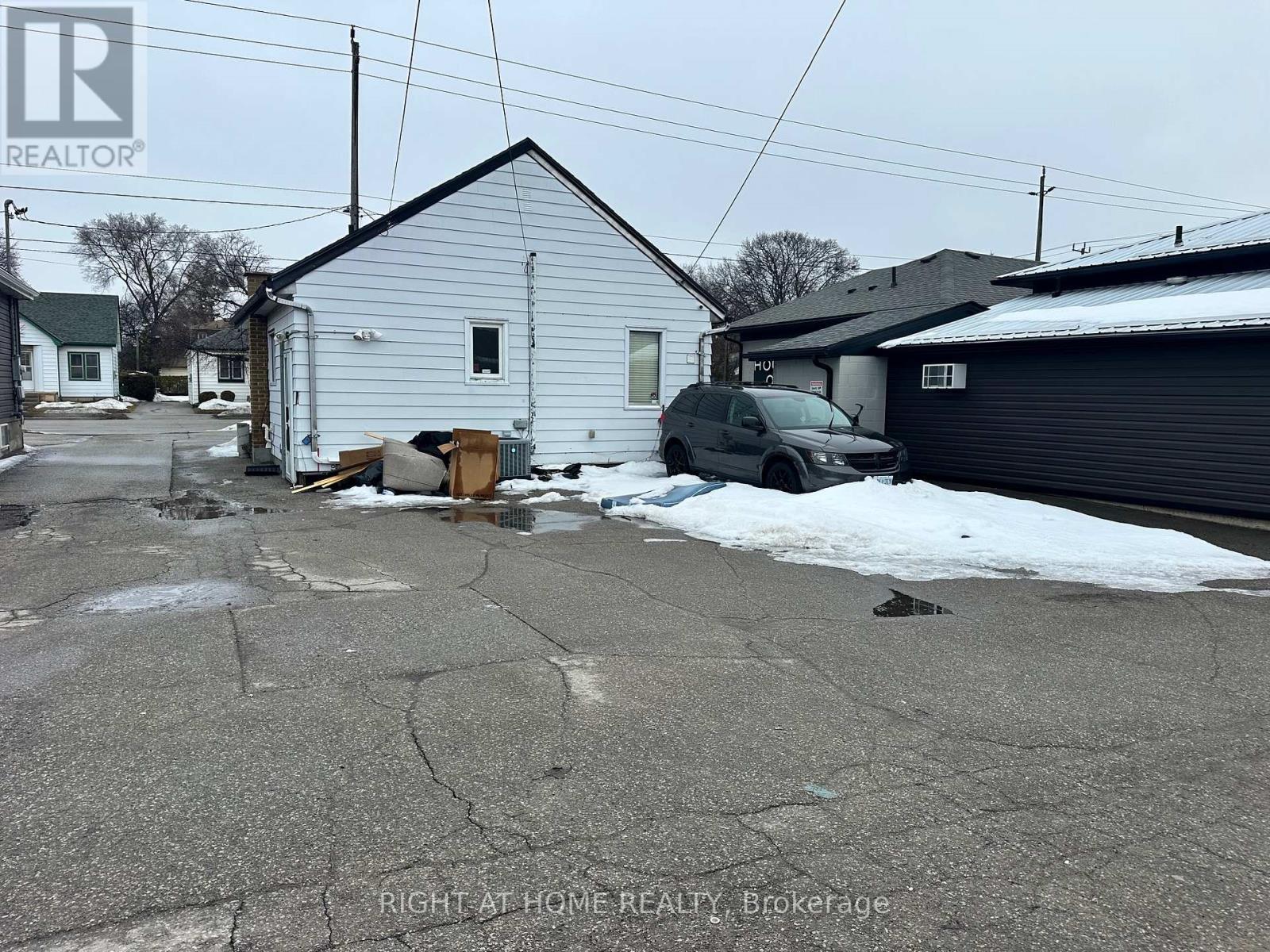 36 Charing Cross Street, Brantford, Ontario  N3R 2H2 - Photo 5 - X12850628