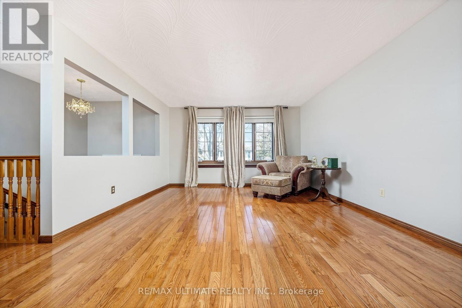 54 Debora Drive, Grimsby, Ontario  L3M 4J3 - Photo 10 - X12850642