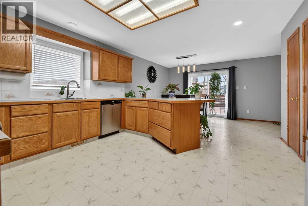 95 Stoney Crescent W, Lethbridge, Alberta  T1K 7B2 - Photo 5 - A2289473