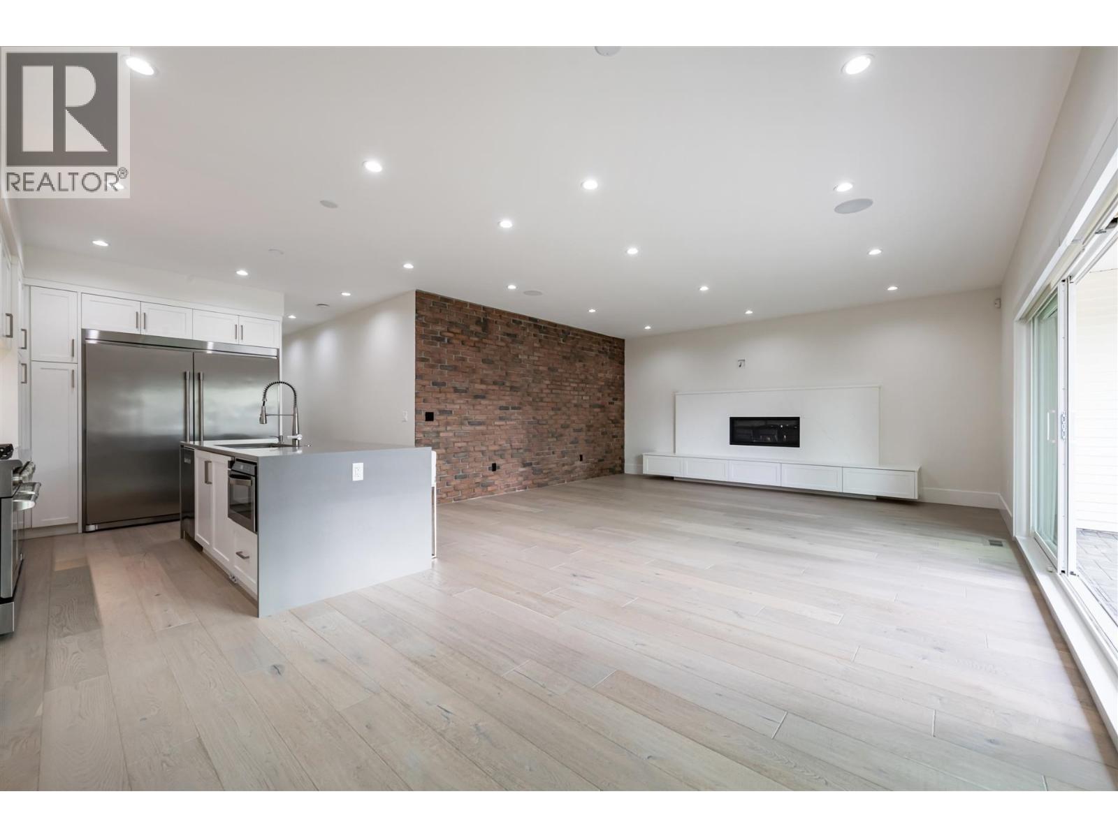 6220 Lochdale Street, Burnaby, British Columbia  V5B 2M5 - Photo 5 - R3094939