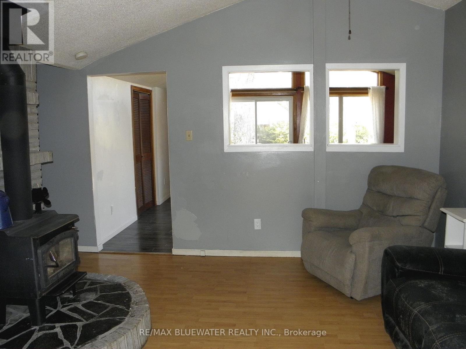 9898 Phoebe Lane, Lambton Shores, Ontario  N0N 1J1 - Photo 12 - X12850722