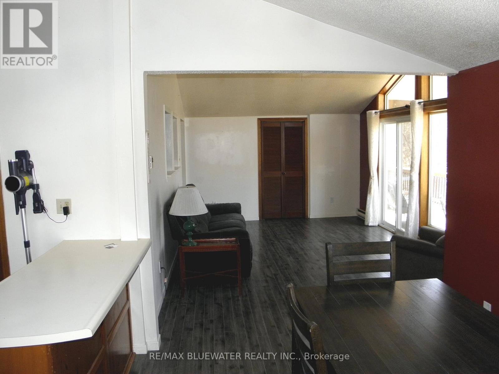 9898 Phoebe Lane, Lambton Shores, Ontario  N0N 1J1 - Photo 17 - X12850722