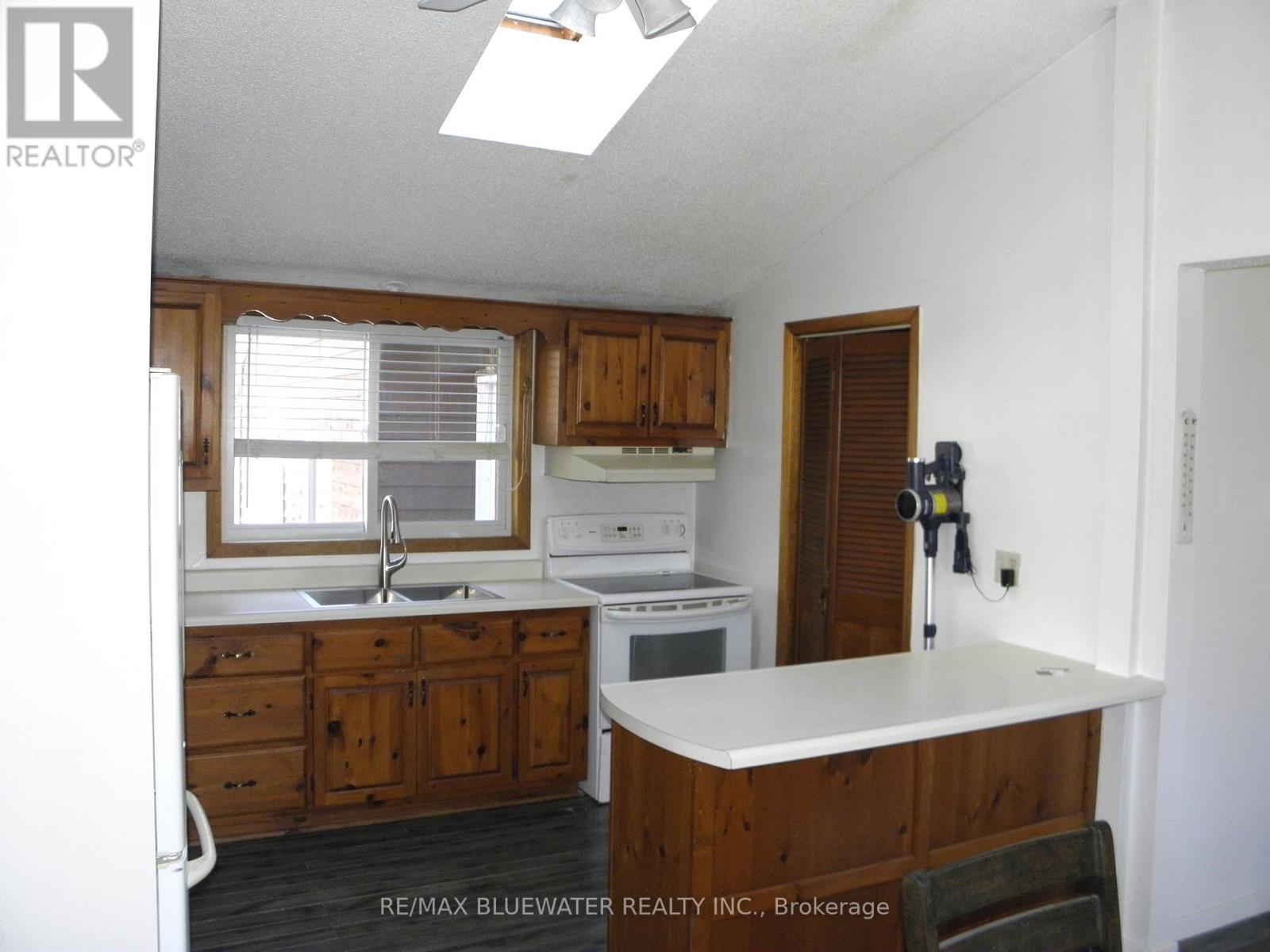 9898 Phoebe Lane, Lambton Shores, Ontario  N0N 1J1 - Photo 20 - X12850722