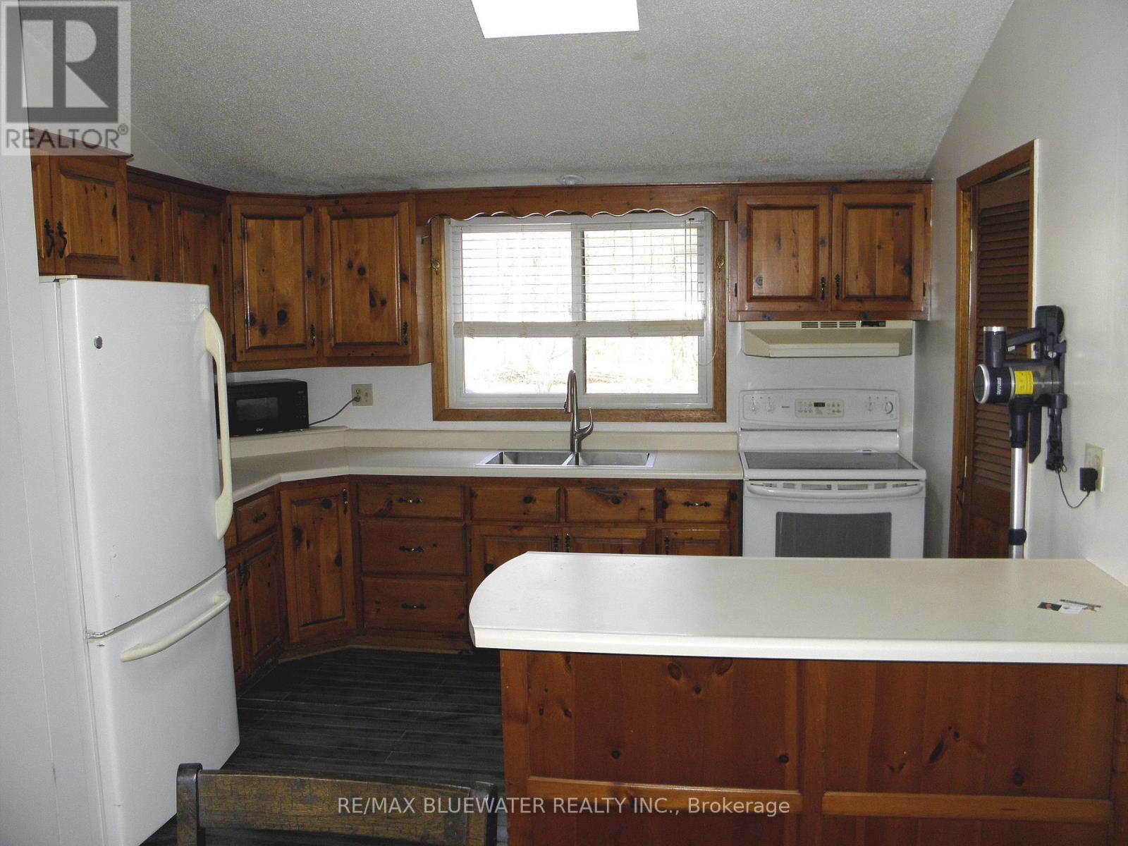 9898 Phoebe Lane, Lambton Shores, Ontario  N0N 1J1 - Photo 22 - X12850722