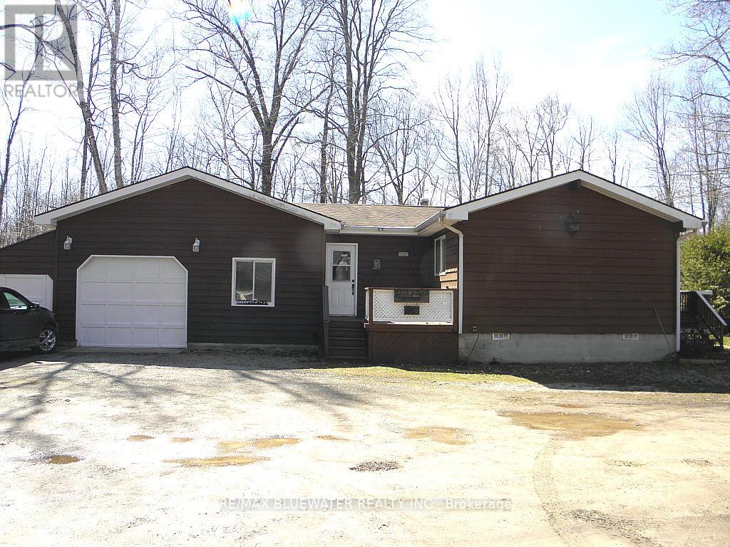 9898 Phoebe Lane, Lambton Shores, Ontario  N0N 1J1 - Photo 3 - X12850722