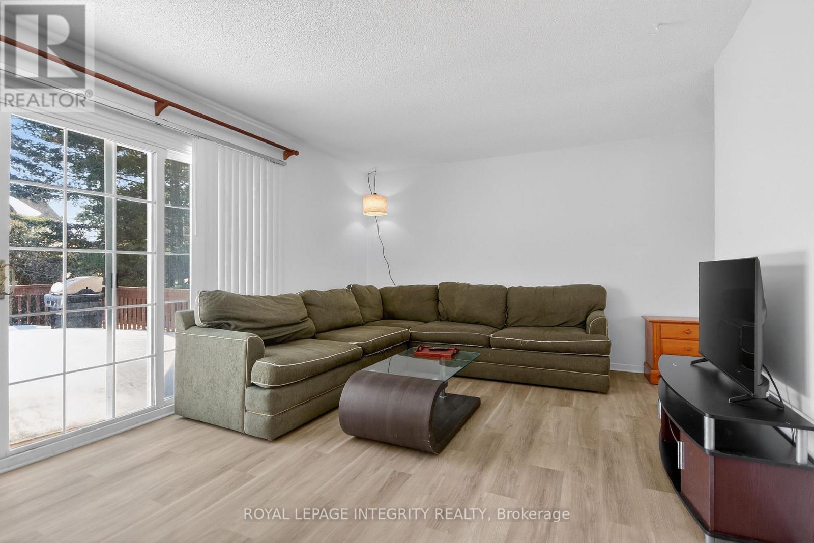 6054 Fernbank Road, Ottawa, Ontario  K2S 1B6 - Photo 4 - X12850878