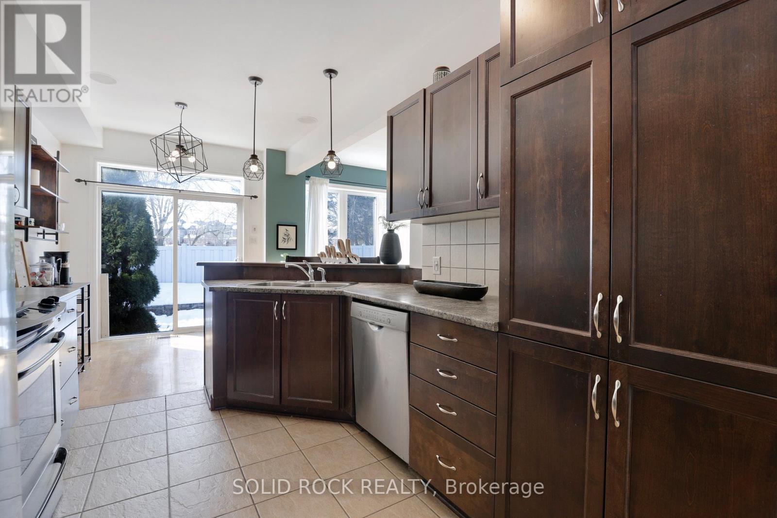 62 Evelyn Powers Private N, Ottawa, Ontario  K2S 0E1 - Photo 8 - X12850894