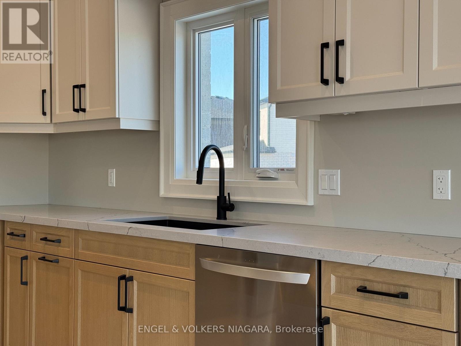 25 Elvira Way, Thorold (Rolling Meadows), Ontario  L2V 0M7 - Photo 12 - X12850820