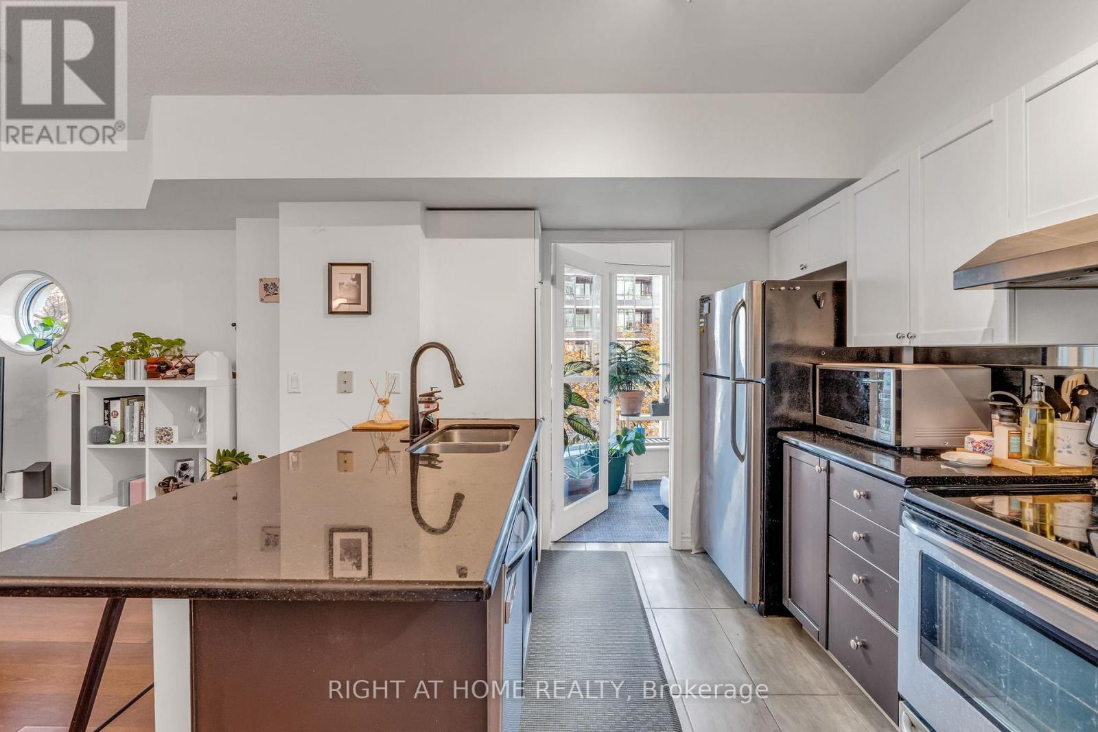 202 - 600 Queens Quay W, Toronto, Ontario  M5V 3M3 - Photo 2 - C12850910