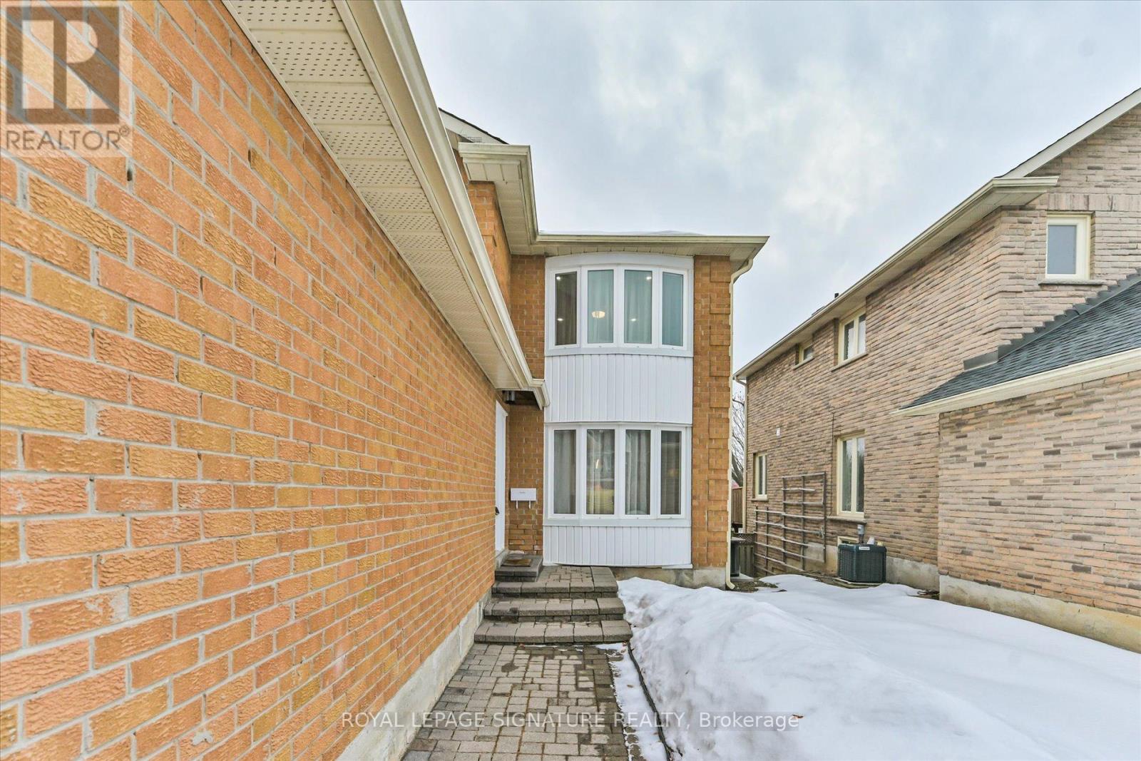 50 Eleanor Circle, Richmond Hill, Ontario  L4C 6K7 - Photo 2 - N12850906