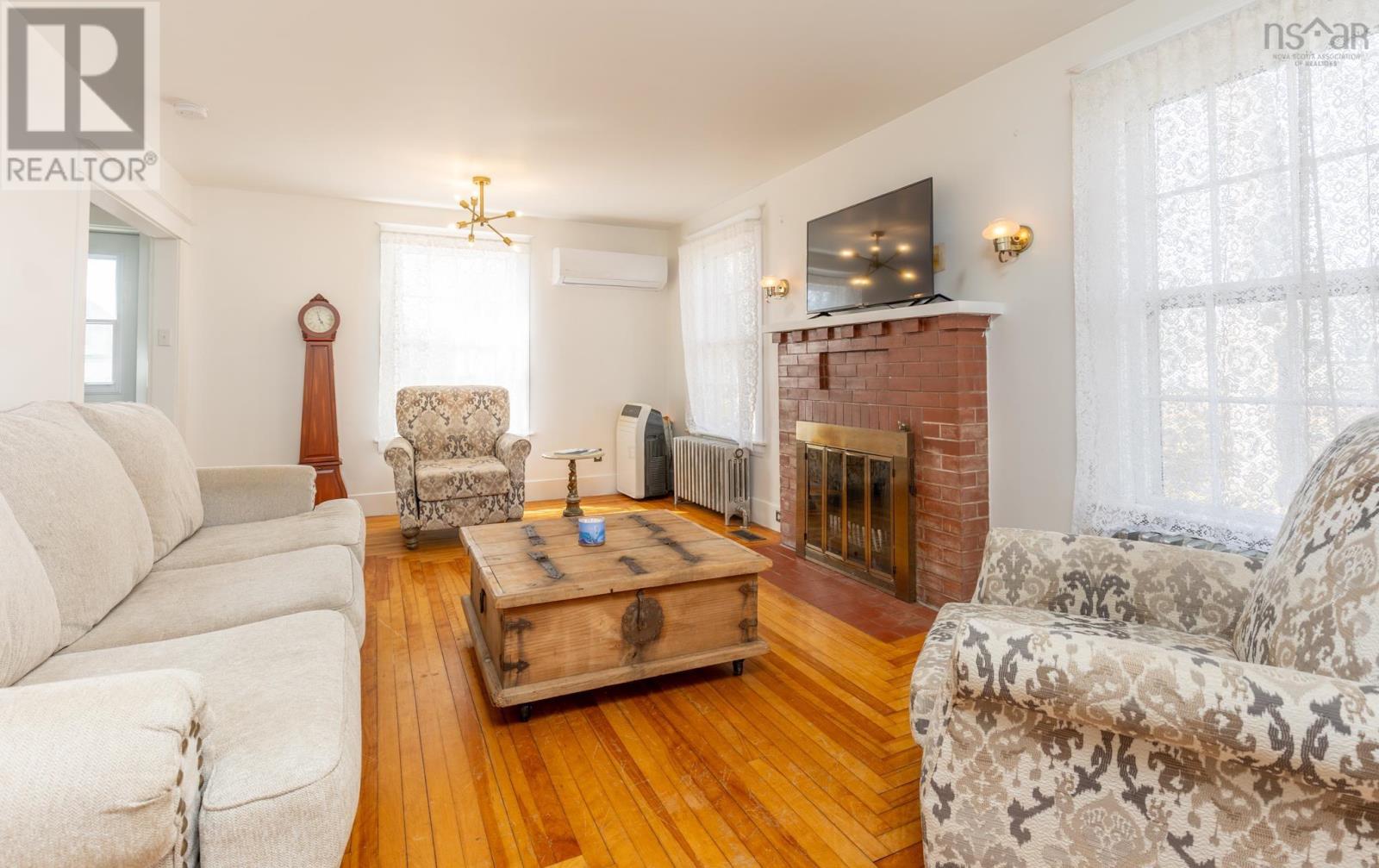 91 Cliff Street, Yarmouth, Nova Scotia  B5A 3J7 - Photo 2 - 202527103