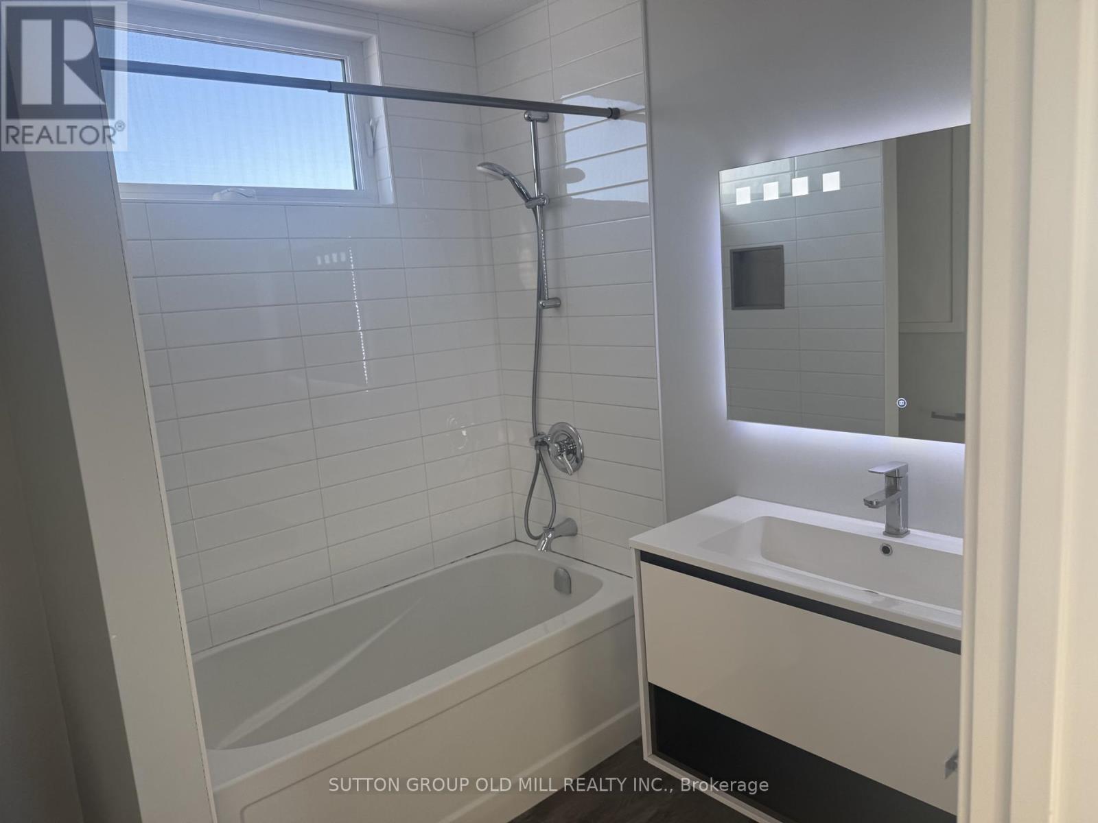 20 Avon Drive, Toronto (Keelesdale-Eglinton West), Ontario  M6M 1P8 - Photo 7 - W12850702