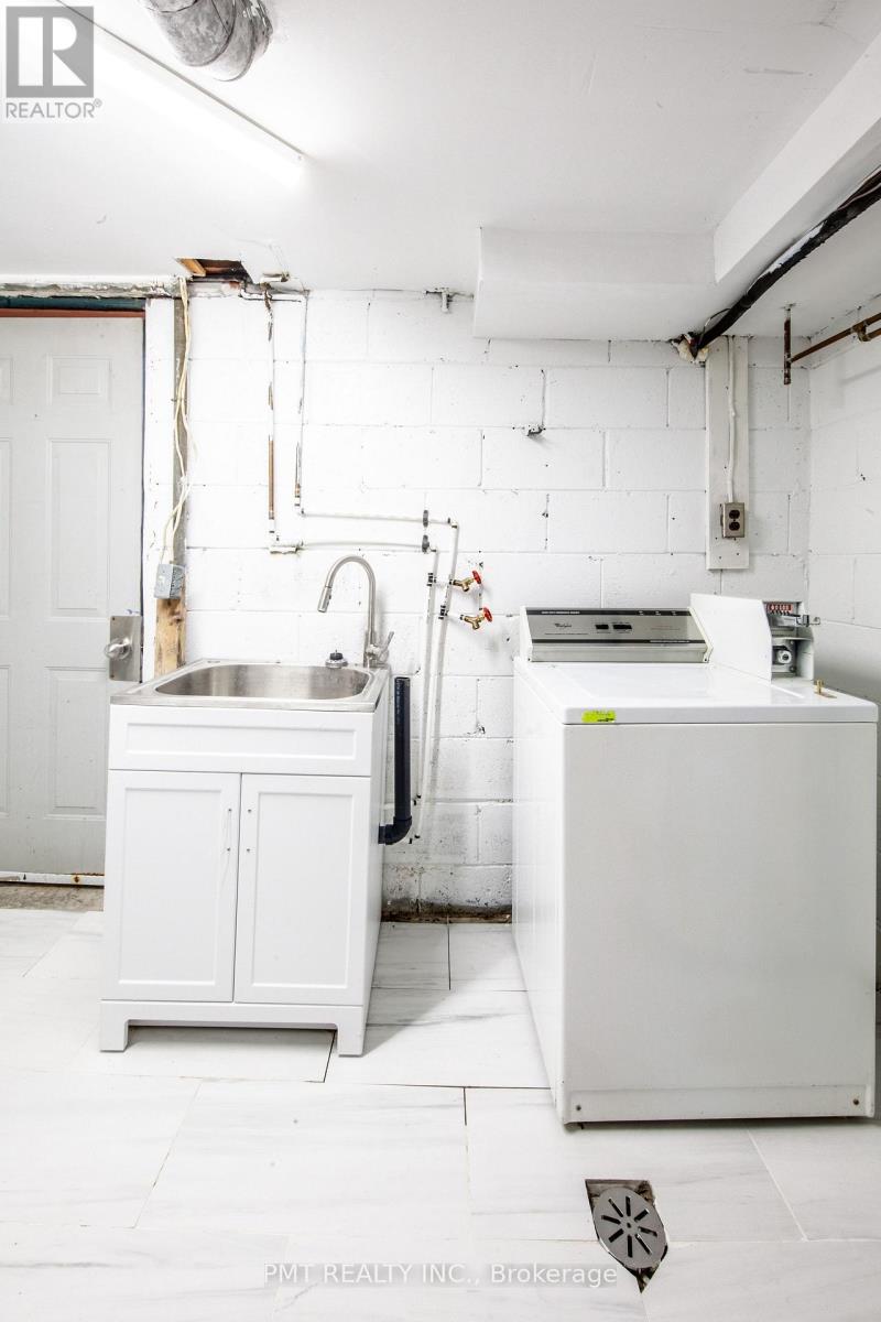 Upper - 34 Robindale Avenue, Toronto, Ontario  M8W 4A9 - Photo 12 - W12850784