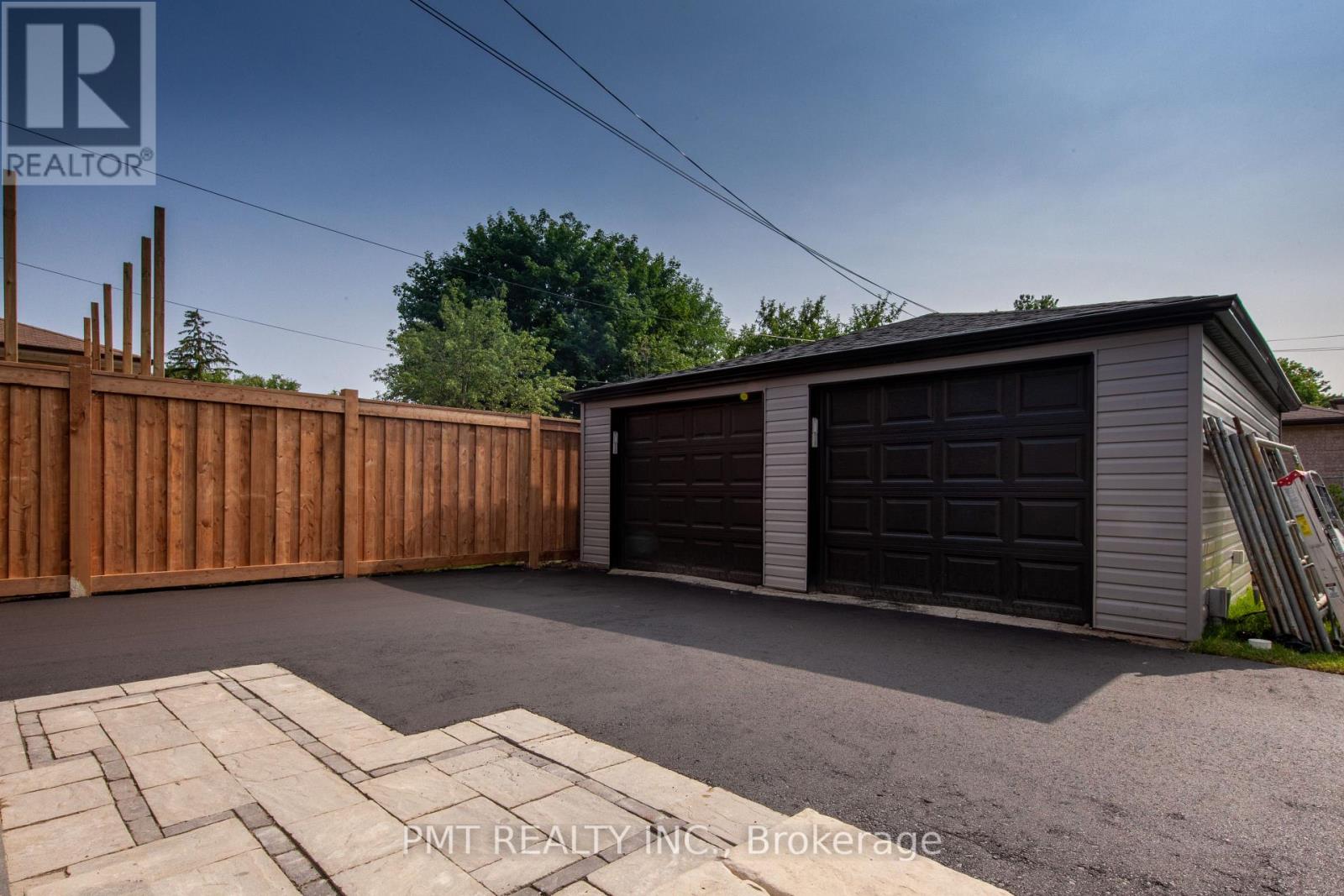 Upper - 34 Robindale Avenue, Toronto, Ontario  M8W 4A9 - Photo 13 - W12850784