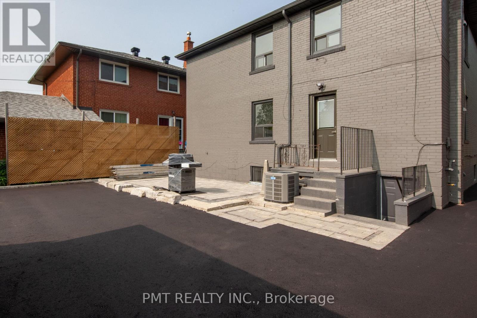 Upper - 34 Robindale Avenue, Toronto, Ontario  M8W 4A9 - Photo 14 - W12850784