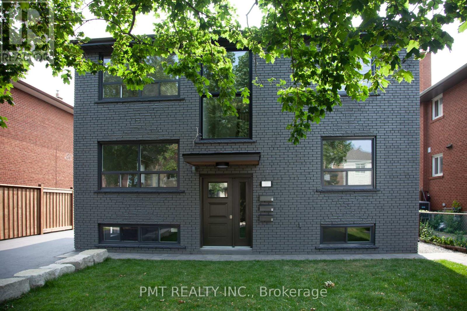 Upper - 34 Robindale Avenue, Toronto, Ontario  M8W 4A9 - Photo 15 - W12850784