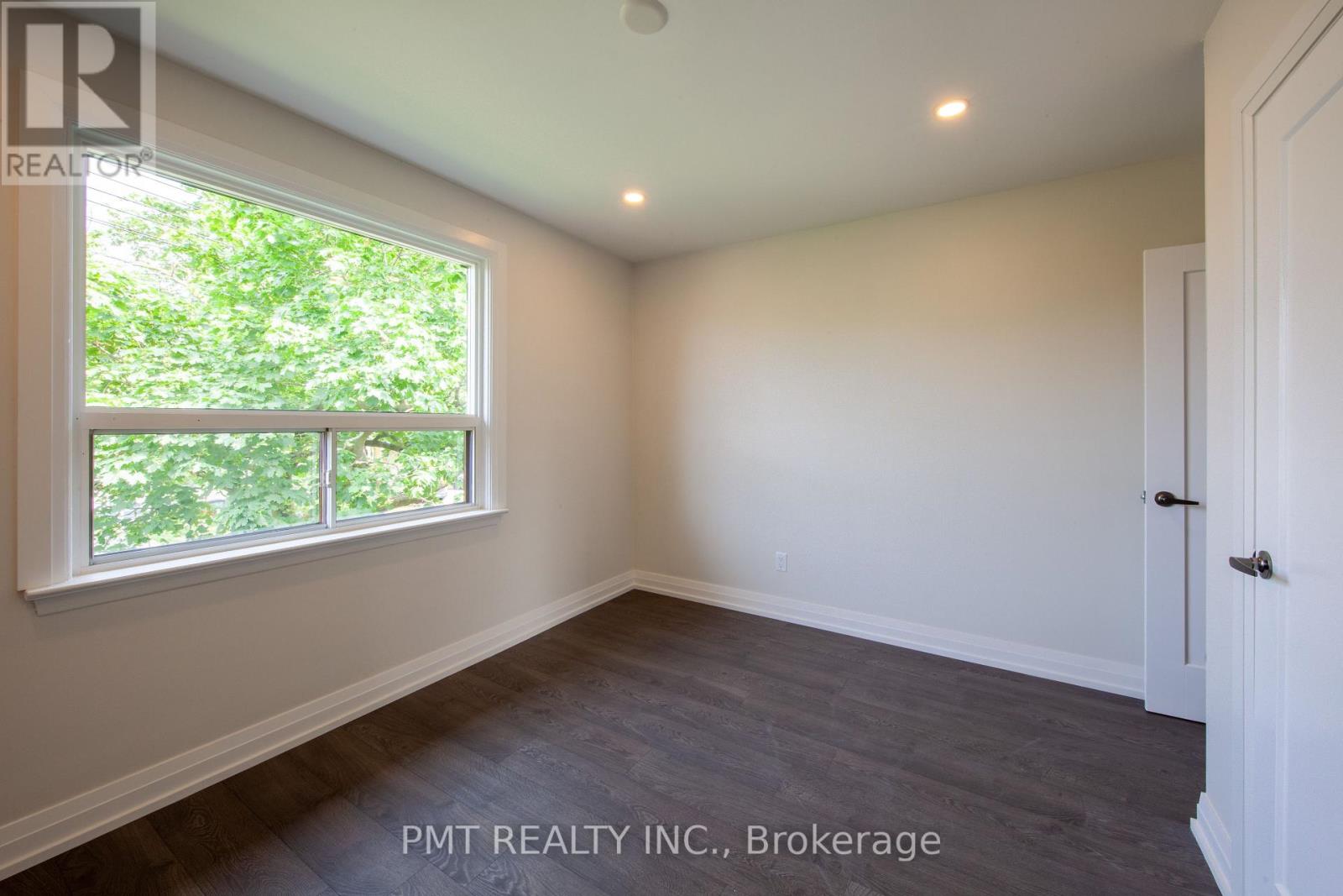 Upper - 34 Robindale Avenue, Toronto, Ontario  M8W 4A9 - Photo 6 - W12850784