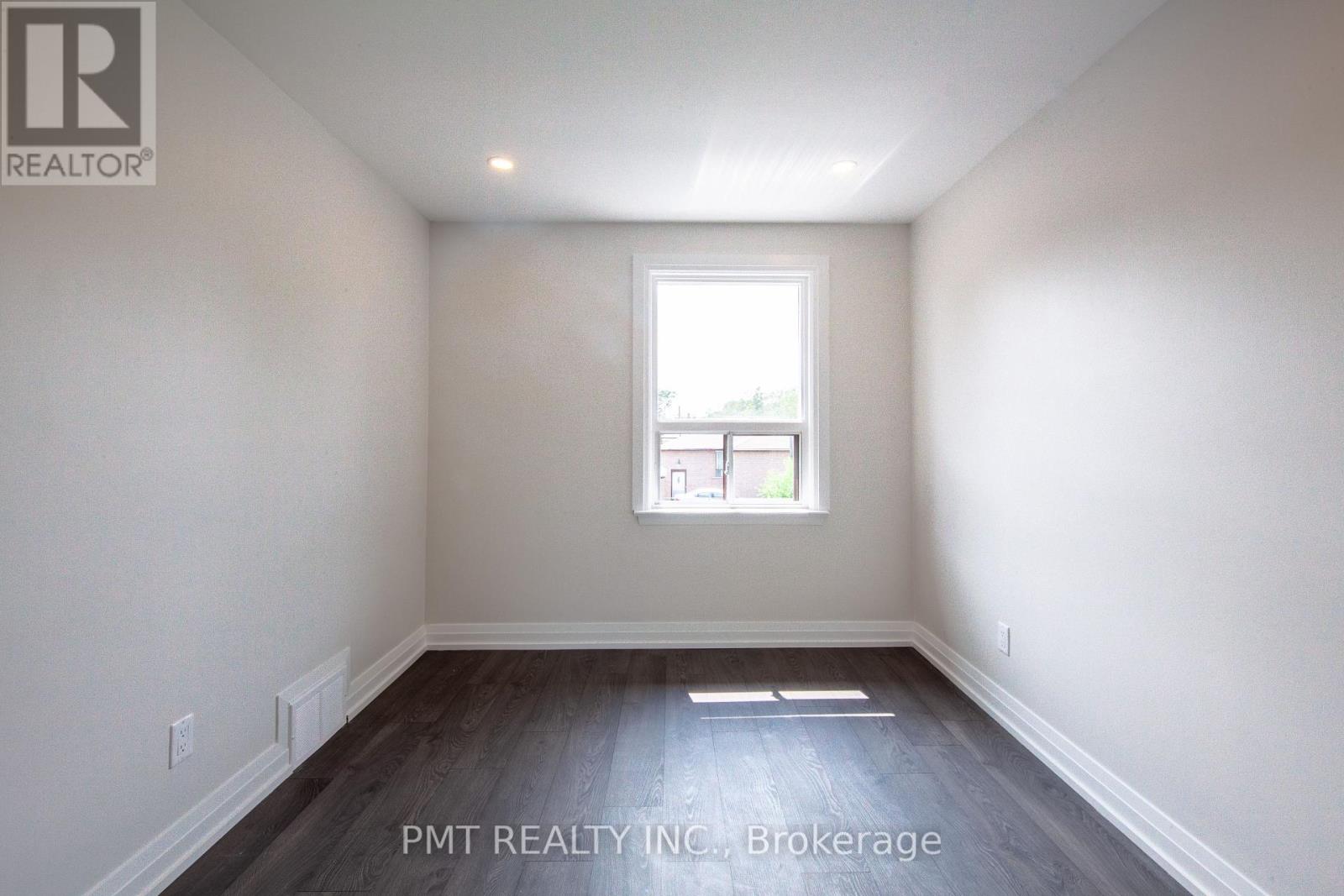 Upper - 34 Robindale Avenue, Toronto, Ontario  M8W 4A9 - Photo 7 - W12850784