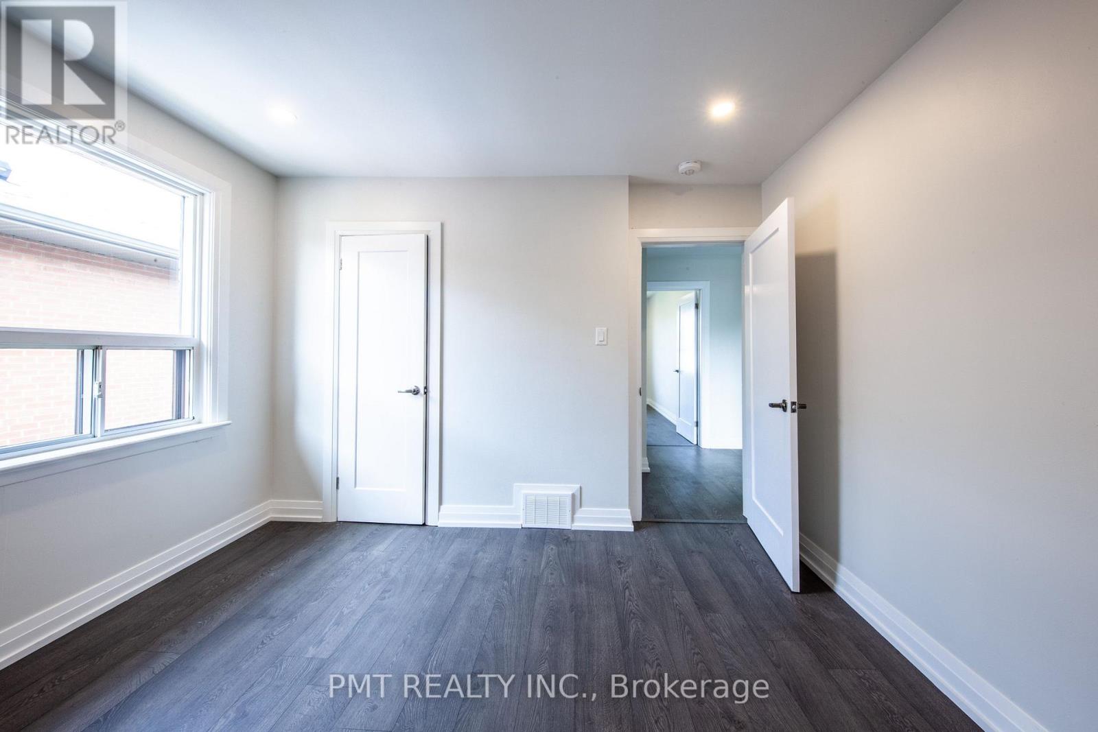 Upper - 34 Robindale Avenue, Toronto, Ontario  M8W 4A9 - Photo 8 - W12850784