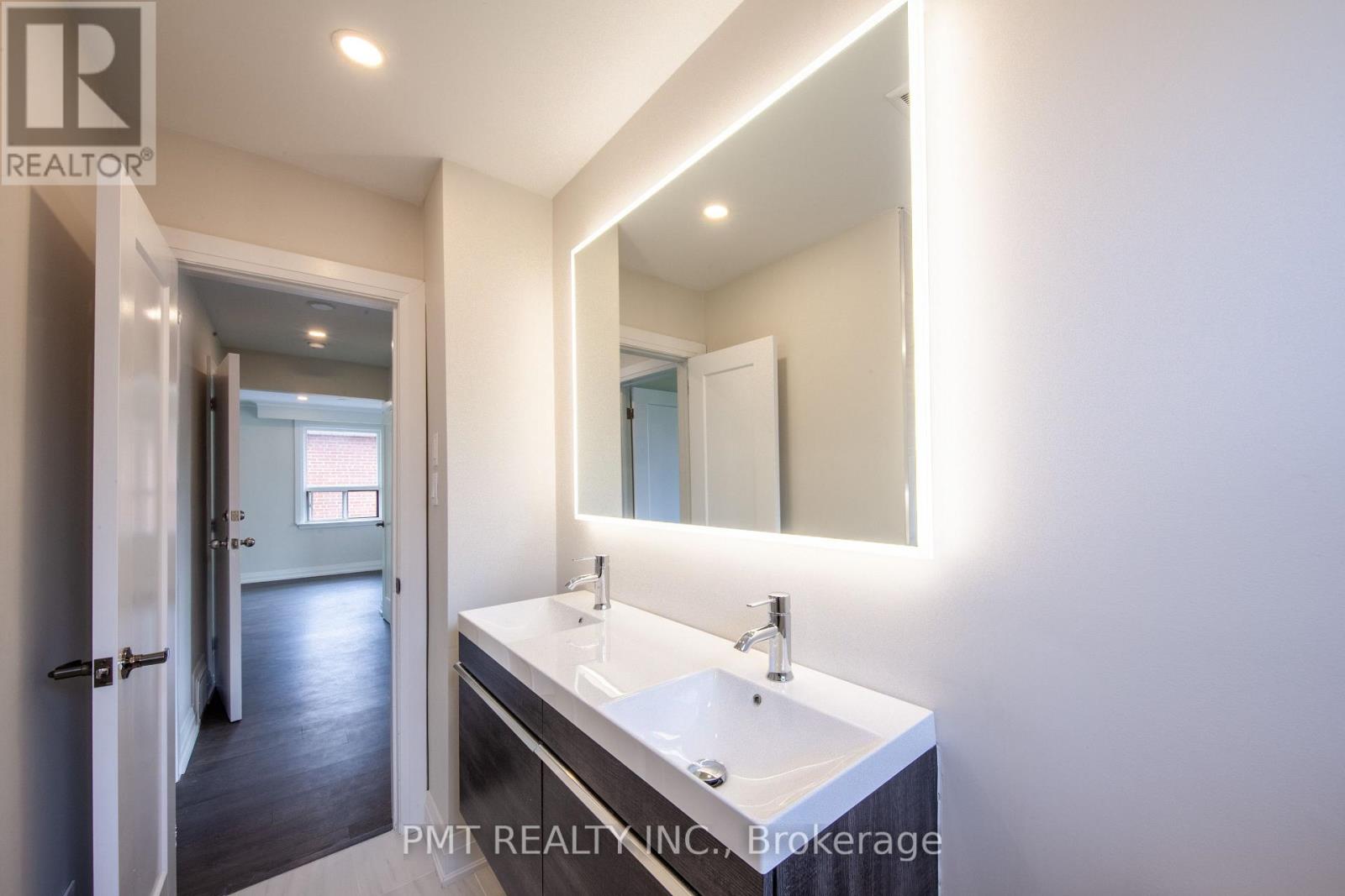 Upper - 34 Robindale Avenue, Toronto, Ontario  M8W 4A9 - Photo 9 - W12850784