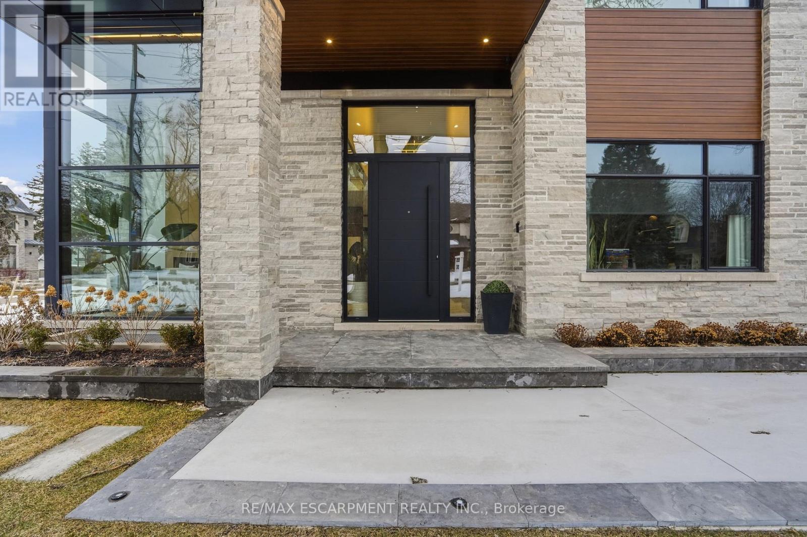 1441 Lochlin Trail, Mississauga (Mineola), Ontario  L5G 3V5 - Photo 5 - W12850876